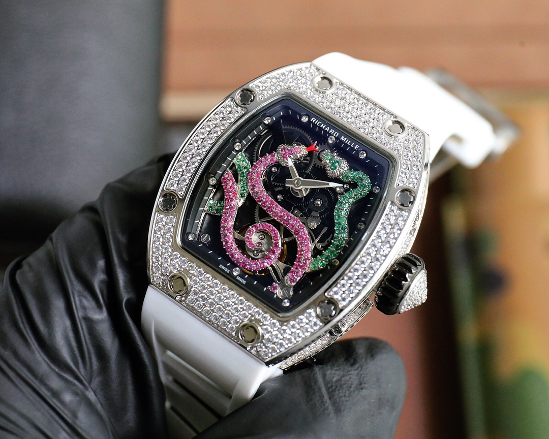 💰670理查德米勒 RichardMille 2020全新推出圖案的RM 26-01，為RM系列珠寶時計又添一款新品滿鑲鑽石和黑藍寶石，與飛輪結合在一起。腕表可以說是佩戴在手腕上的用於記錄時間的工具，但是更多的時候它是一個人品味、素養的象徵，和實力的象徵。在社交場合，佩戴手錶，通常意味著時間觀念强，作風嚴謹，有風趣的一比特男士。
