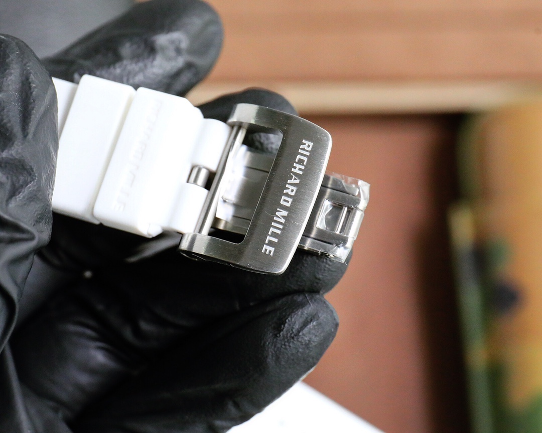 💰670理查德米勒 RichardMille 2020全新推出圖案的RM 26-01，為RM系列珠寶時計又添一款新品滿鑲鑽石和黑藍寶石，與飛輪結合在一起。腕表可以說是佩戴在手腕上的用於記錄時間的工具，但是更多的時候它是一個人品味、素養的象徵，和實力的象徵。在社交場合，佩戴手錶，通常意味著時間觀念强，作風嚴謹，有風趣的一比特男士。