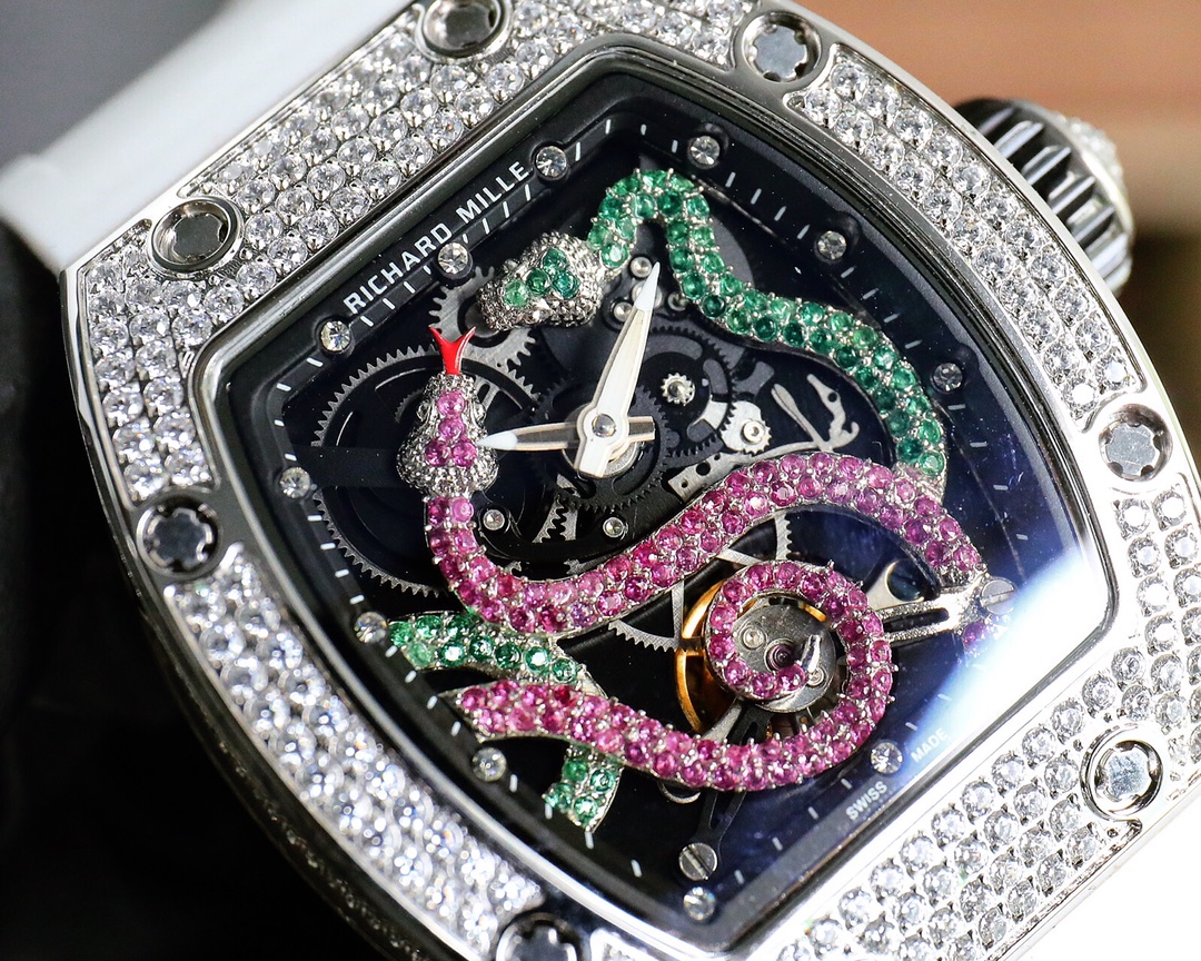 💰670理查德米勒 RichardMille 2020全新推出圖案的RM 26-01，為RM系列珠寶時計又添一款新品滿鑲鑽石和黑藍寶石，與飛輪結合在一起。腕表可以說是佩戴在手腕上的用於記錄時間的工具，但是更多的時候它是一個人品味、素養的象徵，和實力的象徵。在社交場合，佩戴手錶，通常意味著時間觀念强，作風嚴謹，有風趣的一比特男士。