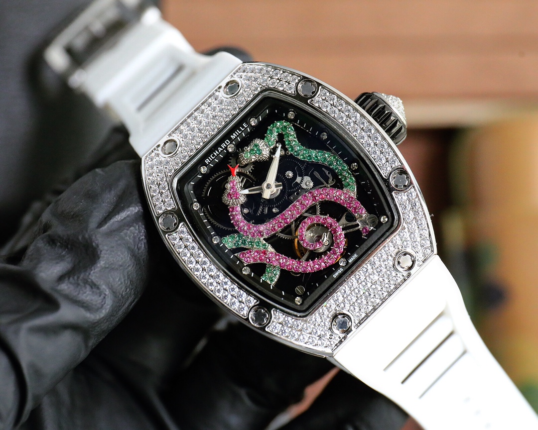 💰670理查德米勒 RichardMille 2020全新推出圖案的RM 26-01，為RM系列珠寶時計又添一款新品滿鑲鑽石和黑藍寶石，與飛輪結合在一起。腕表可以說是佩戴在手腕上的用於記錄時間的工具，但是更多的時候它是一個人品味、素養的象徵，和實力的象徵。在社交場合，佩戴手錶，通常意味著時間觀念强，作風嚴謹，有風趣的一比特男士。
