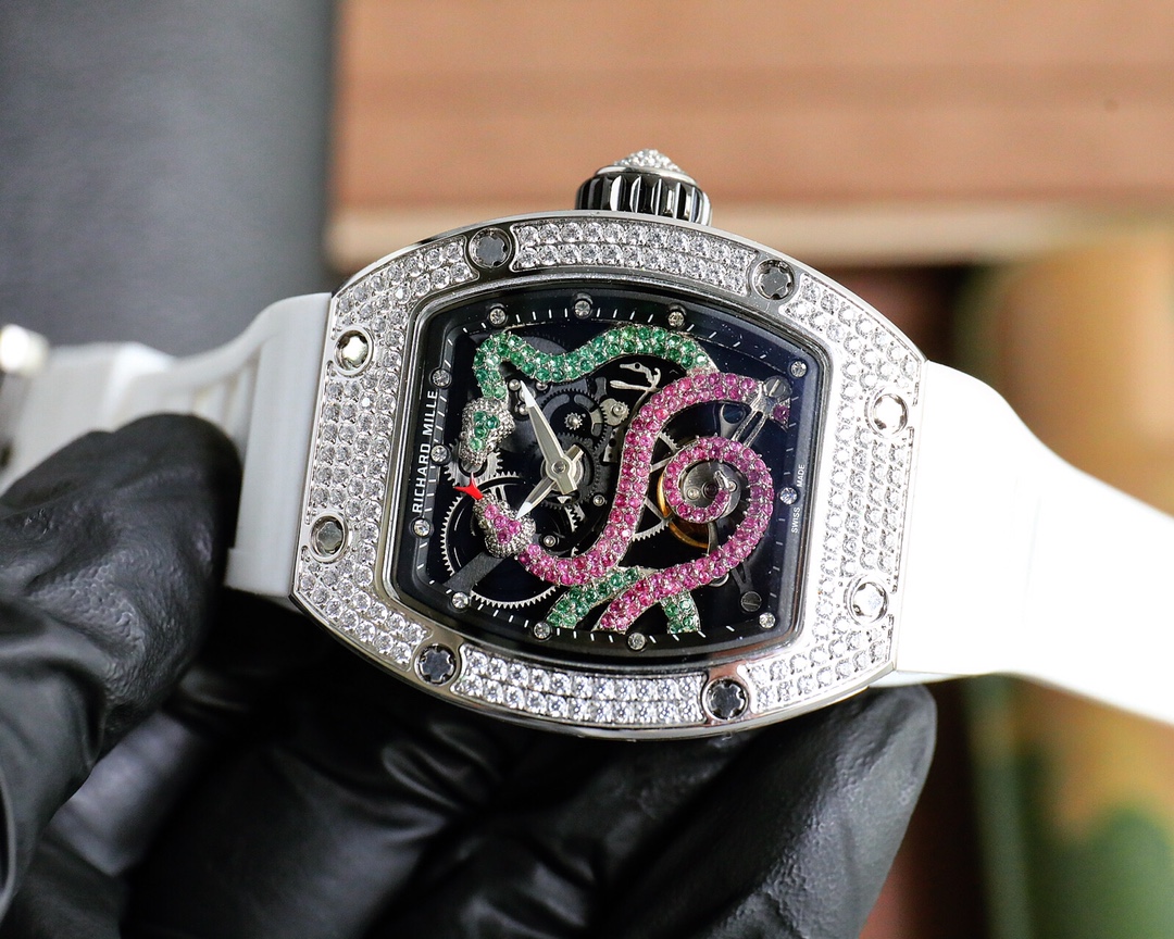💰670理查德米勒 RichardMille 2020全新推出圖案的RM 26-01，為RM系列珠寶時計又添一款新品滿鑲鑽石和黑藍寶石，與飛輪結合在一起。腕表可以說是佩戴在手腕上的用於記錄時間的工具，但是更多的時候它是一個人品味、素養的象徵，和實力的象徵。在社交場合，佩戴手錶，通常意味著時間觀念强，作風嚴謹，有風趣的一比特男士。