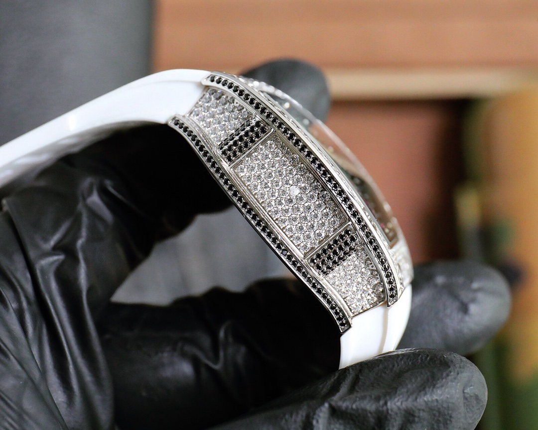 💰670理查德米勒 RichardMille 2020全新推出圖案的RM 26-01，為RM系列珠寶時計又添一款新品滿鑲鑽石和黑藍寶石，與飛輪結合在一起。腕表可以說是佩戴在手腕上的用於記錄時間的工具，但是更多的時候它是一個人品味、素養的象徵，和實力的象徵。在社交場合，佩戴手錶，通常意味著時間觀念强，作風嚴謹，有風趣的一比特男士。