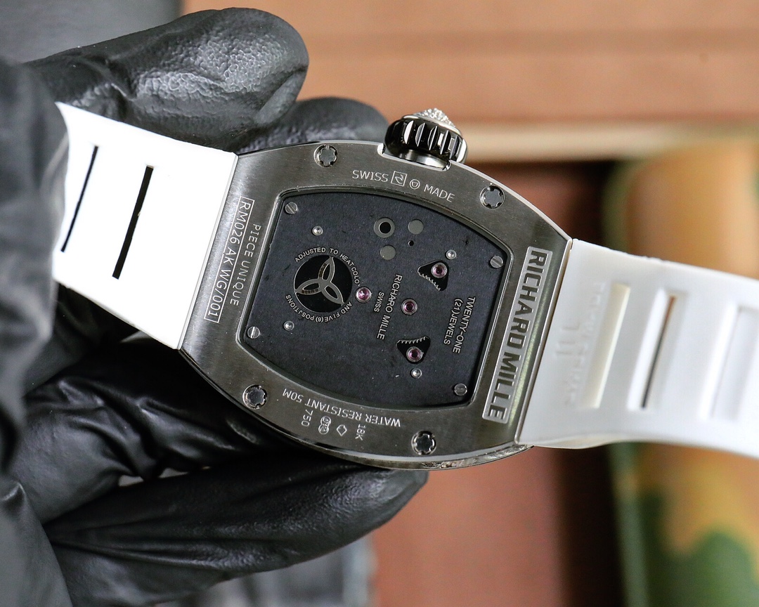 💰670理查德米勒 RichardMille 2020全新推出圖案的RM 26-01，為RM系列珠寶時計又添一款新品滿鑲鑽石和黑藍寶石，與飛輪結合在一起。腕表可以說是佩戴在手腕上的用於記錄時間的工具，但是更多的時候它是一個人品味、素養的象徵，和實力的象徵。在社交場合，佩戴手錶，通常意味著時間觀念强，作風嚴謹，有風趣的一比特男士。