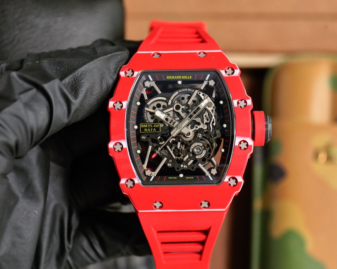 NO:947363,[Integrated movement, white stone shock absorber] 『RICHARD MILLE』Richard Mill RM 35-02 This is the first work in this series equipped with an automatic winding movement, and the entire case is made of full carbon fiber material. The case is made of NTT  Made of carbon fiber, it is characterized by lightness, color retention and durability, and the surface texture is delicate and natural. The case has super impact resistance and can easily withstand any strenuous sports. The case is slim and fits the hand, and the original size is 49.94x44.5x13.05mm. Equipped with RMAL1  An automatic winding movement with a swing frequency of 28800vh and dual barrels providing 55 hours of power storage. The main plywood and bridge plates of the movement made of grade 5 titanium are decorated with VD coating, which is full of modern aesthetics, even for those who are not too obsessed with technology.  You can appreciate the unique mechanical aesthetic. (Pay attention to the true integrated movement, the moving balance spring, the white sapphire shock absorber on the movement surface, the white sapphire shock absorber and adjuster outer pile on the bottom of the movement, the real movement gears, the carbon black gear at 12 o'clock, and say goodbye to the fake plywood movement.)  'See-through' is a consistent feature of Richard Mille. RM 35-02 specifically adds a striking luminous pattern on the top of the hour, minute and second hands, which facilitates reading without compromising its transparency. The back of the watch is made of anti-reflective sapphire crystal glass, allowing people to appreciate the details of the movement through the oscillating weight.19860909【一体机芯 白宝石避震】 『RICHARD MILLE』理查米尔RM 35-02 这是该系列第一枚搭载自动上链机芯的作品,并且别出心裁地使用全碳纤维材料来制作整个表壳. 表壳以NTT 碳纤维打造,特点是轻盈、保色与耐用,且表面纹理细腻自然独特；表壳具备超强的抗冲击力,任何剧烈体育运动都能轻松承受.壳套纤薄贴手,原品尺寸为49.94x44.5x13.05mm 搭载RMAL1 自动上链机芯,摆频28800vh,双发条盒提供55小时动力存储.由5级钛制作的机芯主夹板、桥板等经过VD镀层的装饰,富有现代风格的美感,即便对于技术不太执着的人也可以体味到独特的机械审美.（注意真一体机芯,会动摆轮游丝,机芯面白宝石避震器,机芯底白宝石避震器和调整器外桩,机芯齿轮真实,12点位置碳黑齿轮,告别假夹板机芯.） 「透视」是 Richard Mille 一贯的特色,RM 35-02 特别在时分秒指针顶端添加了醒目的夜光图案,方便读时的同时不损害其通透性.表背选择了防反射的蓝宝石水晶玻璃,让人们可以透过摆陀鉴赏机芯的细节.,,Watch