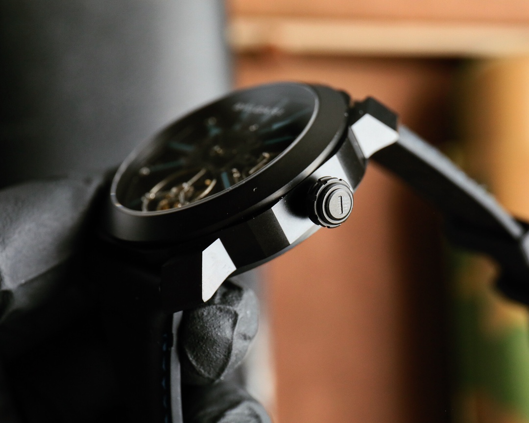 BVLGARI Octo Roma Wristwatch: High-End Design and Functionality in Titanium Shell - 图片 5