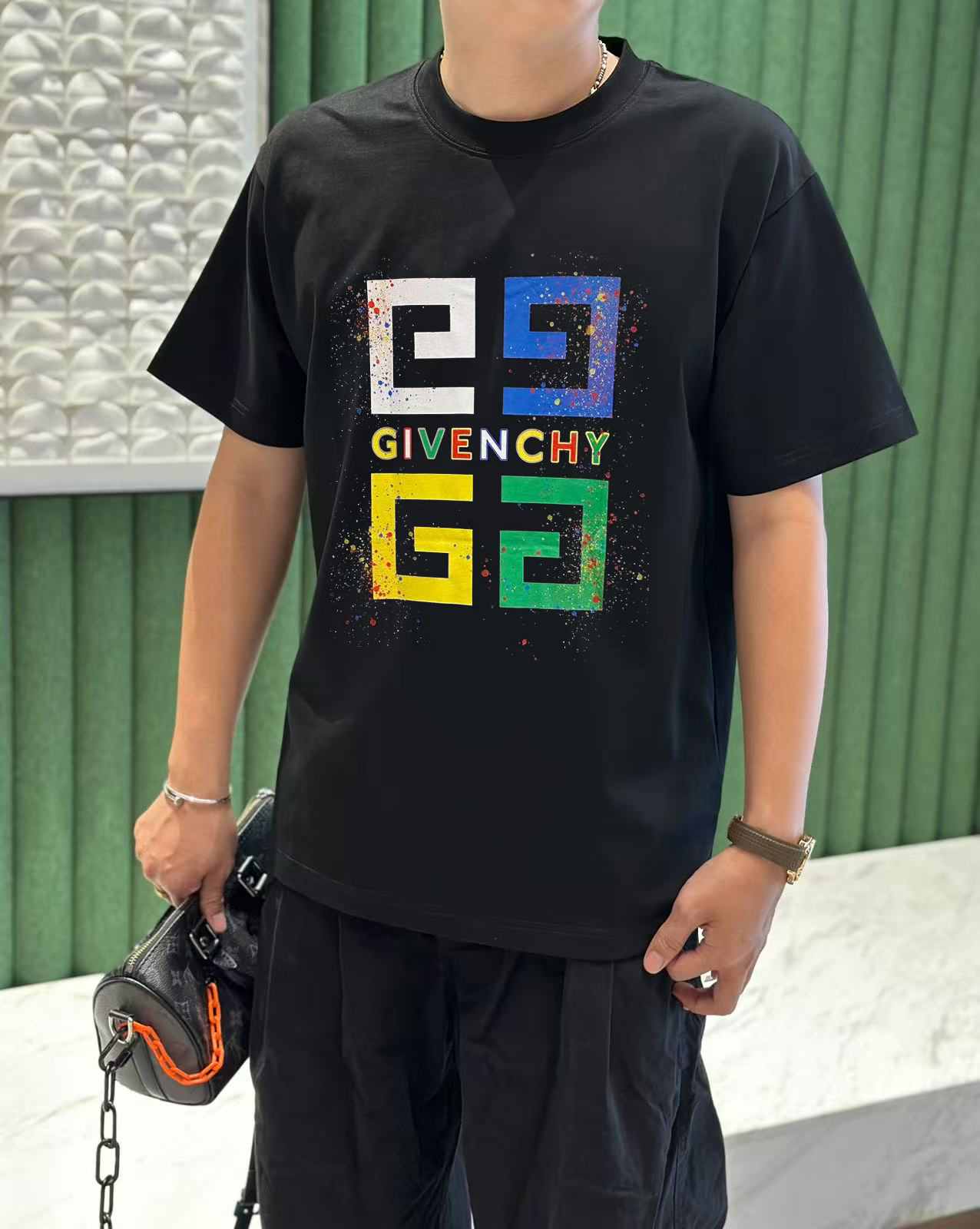 NO:447131,Givenchy 2025 early spring new model first-time counter latest short-sleeved round-neck T-shirt, high-end customization, avant-garde and fashionable design!  High-end customized high-strength cotton fabric. It feels soft and comfortable to wear. The counter-level exquisite car line is fine. The workmanship is exquisite. The upper body effect is invincible and handsome!  A must-have item for handsome men!  S-2XL, given, T-shirt,tees,t-shirt,alexander wang19860909纪梵希 2025早春新款首发专柜最新款短袖圆领T恤 高端订制 设计前卫时尚！高端定制高支棉面料.手感柔软.穿着舒适.专柜级别精致车线.做工精细.上身效果无敌帅气！型男必备单品！码数S-2XL,,givenchy,T-shirt,tees，t-shirt,alexander wang,Men's clothing