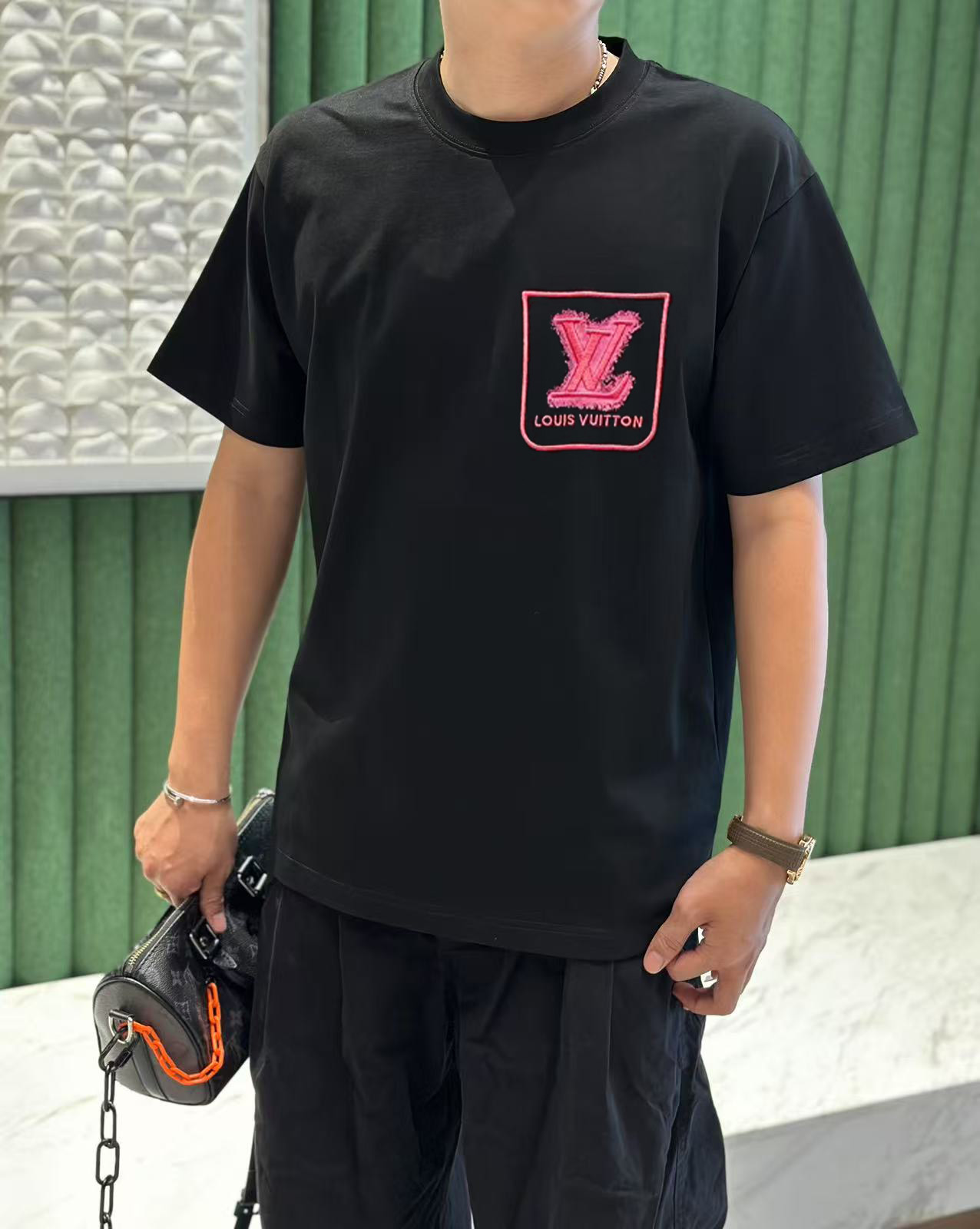 NO:447140,LV 2025 early spring new model first-time counter latest short-sleeved round-neck T-shirt, high-end customization, avant-garde and fashionable design!  High-end customized high-strength cotton fabric. It feels soft and comfortable to wear. The counter-level exquisite car line is fine. The workmanship is exquisite. The upper body effect is invincible and handsome!  A must-have item for handsome men!  S-2XL, louis vuitton, T-shirt,tees, t-shirt,alexander wang19860909LV 2025早春新款首发专柜最新款短袖圆领T恤 高端订制 设计前卫时尚！高端定制高支棉面料.手感柔软.穿着舒适.专柜级别精致车线.做工精细.上身效果无敌帅气！型男必备单品！码数S-2XL,,louis vuitton,T-shirt,tees，t-shirt,alexander wang,Men's clothing