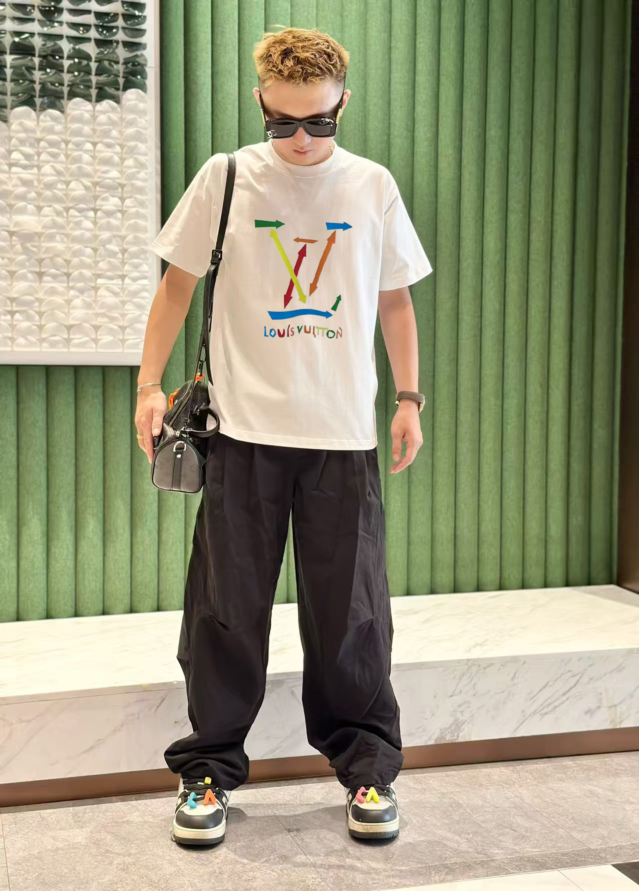 NO:447158,LV 2025 early spring new model first-time counter latest short-sleeved round-neck T-shirt, high-end customization, avant-garde and fashionable design!  High-end customized high-strength cotton fabric. It feels soft and comfortable to wear. The counter-level exquisite car line is fine. The workmanship is exquisite. The upper body effect is invincible and handsome!  A must-have item for handsome men!  S-2XL, louis vuitton, T-shirt,tees, t-shirt,alexander wang19860909LV 2025早春新款首发专柜最新款短袖圆领T恤 高端订制 设计前卫时尚！高端定制高支棉面料.手感柔软.穿着舒适.专柜级别精致车线.做工精细.上身效果无敌帅气！型男必备单品！码数S-2XL,,louis vuitton,T-shirt,tees，t-shirt,alexander wang,Men's clothing