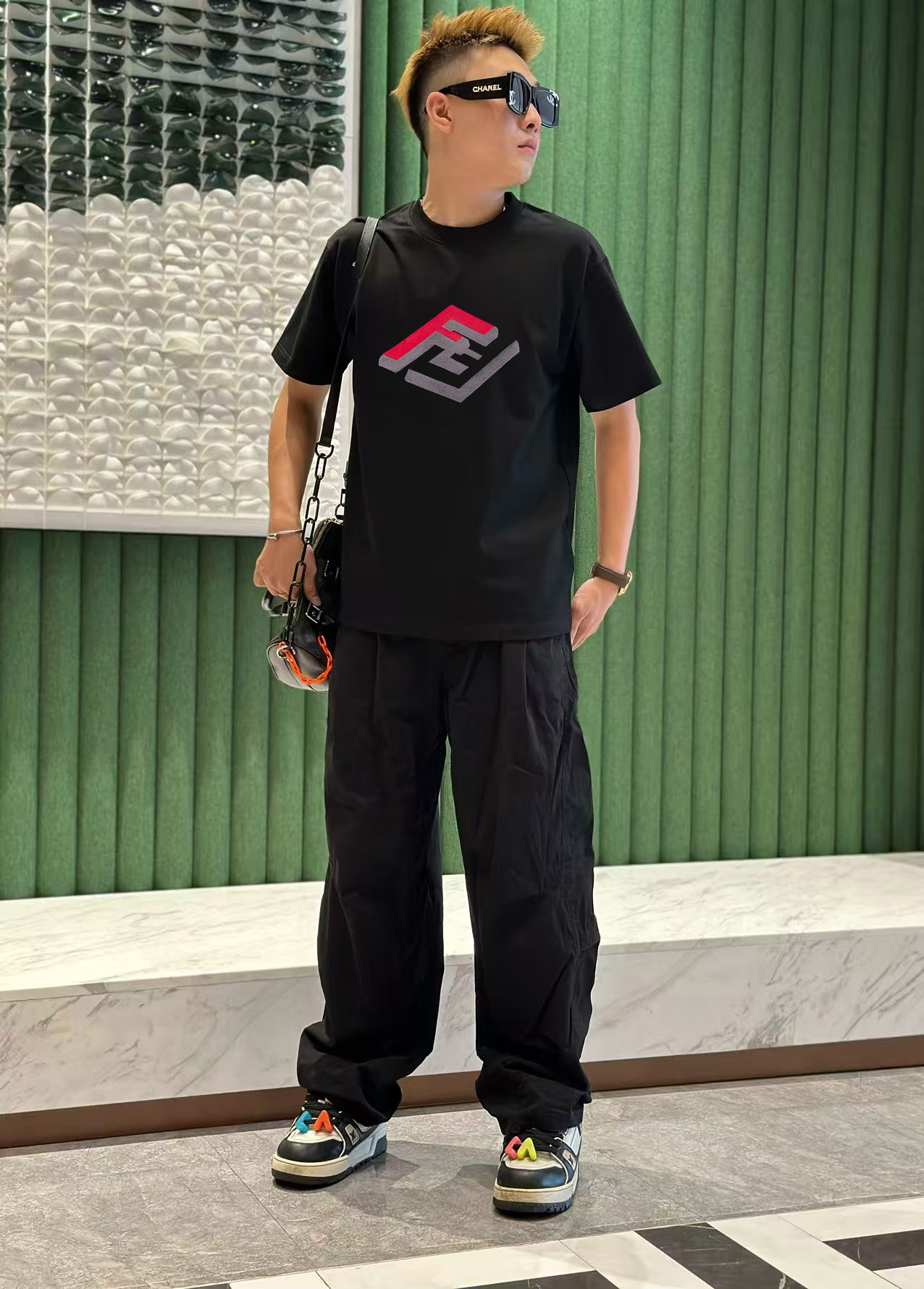 NO:447166,Fendi 2025 early spring new model first-time counter latest short-sleeved round-neck T-shirt, high-end customization, avant-garde and fashionable design!  High-end customized high-strength cotton fabric. It feels soft and comfortable to wear. The counter-level exquisite car line is fine. The workmanship is exquisite. The upper body effect is invincible and handsome!  A must-have item for handsome men!  S-2XL, fendi, T-shirt,tees, t-shirt,alexander wang19860909芬迪 2025早春新款首发专柜最新款短袖圆领T恤 高端订制 设计前卫时尚！高端定制高支棉面料.手感柔软.穿着舒适.专柜级别精致车线.做工精细.上身效果无敌帅气！型男必备单品！码数S-2XL,,fendi,T-shirt,tees，t-shirt,alexander wang,Men's clothing