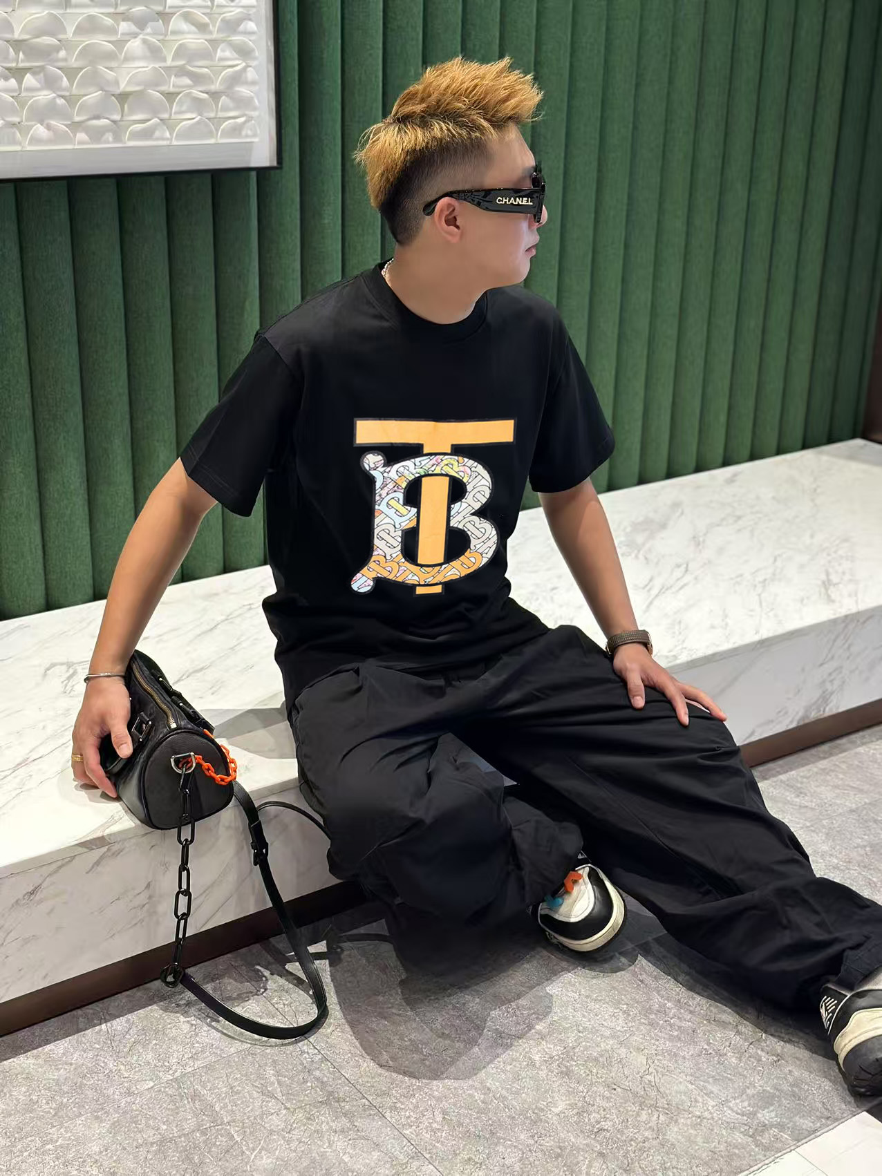 NO:447172,Burberry's 2025 early spring new model first-time counter latest short-sleeved round-neck T-shirt, high-end customization, avant-garde and fashionable design!  High-end customized high-strength cotton fabric. It feels soft and comfortable to wear. The counter-level exquisite car line is fine. The workmanship is exquisite. The upper body effect is invincible and handsome!  A must-have item for handsome men!  S-2XL, burberry, T-shirt,tees, t-shirt,alexander wang19860909巴宝莉 2025早春新款首发专柜最新款短袖圆领T恤 高端订制 设计前卫时尚！高端定制高支棉面料.手感柔软.穿着舒适.专柜级别精致车线.做工精细.上身效果无敌帅气！型男必备单品！码数S-2XL,,burberry,T-shirt,tees，t-shirt,alexander wang,Men's clothing