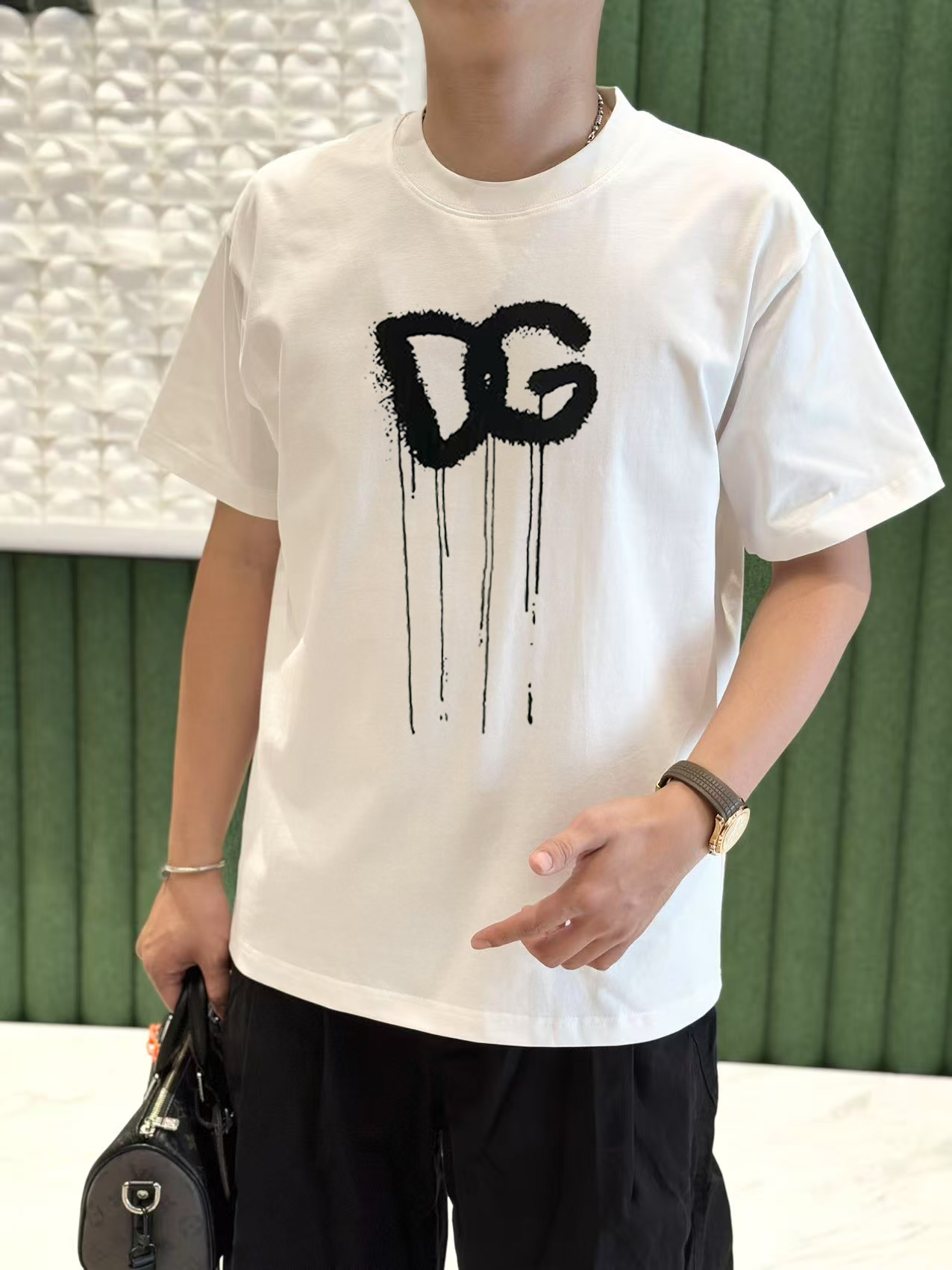 NO:447180,Dolce & Gabbana 2025 early spring new model first-time counter latest short-sleeved round-neck T-shirt, high-end customization, avant-garde and fashionable design!  High-end customized high-strength cotton fabric. It feels soft and comfortable to wear. The counter-level exquisite car line is fine. The workmanship is exquisite. The upper body effect is invincible and handsome!  A must-have item for handsome men!  S-2XL, Dolce & Gabbana, T-shirt, tees, t-shirt, alexander wang19860909杜嘉班纳 2025早春新款首发专柜最新款短袖圆领T恤 高端订制 设计前卫时尚！高端定制高支棉面料.手感柔软.穿着舒适.专柜级别精致车线.做工精细.上身效果无敌帅气！型男必备单品！码数S-2XL,,Dolce&Gabbana,T-shirt,tees，t-shirt,alexander wang,Men's clothing