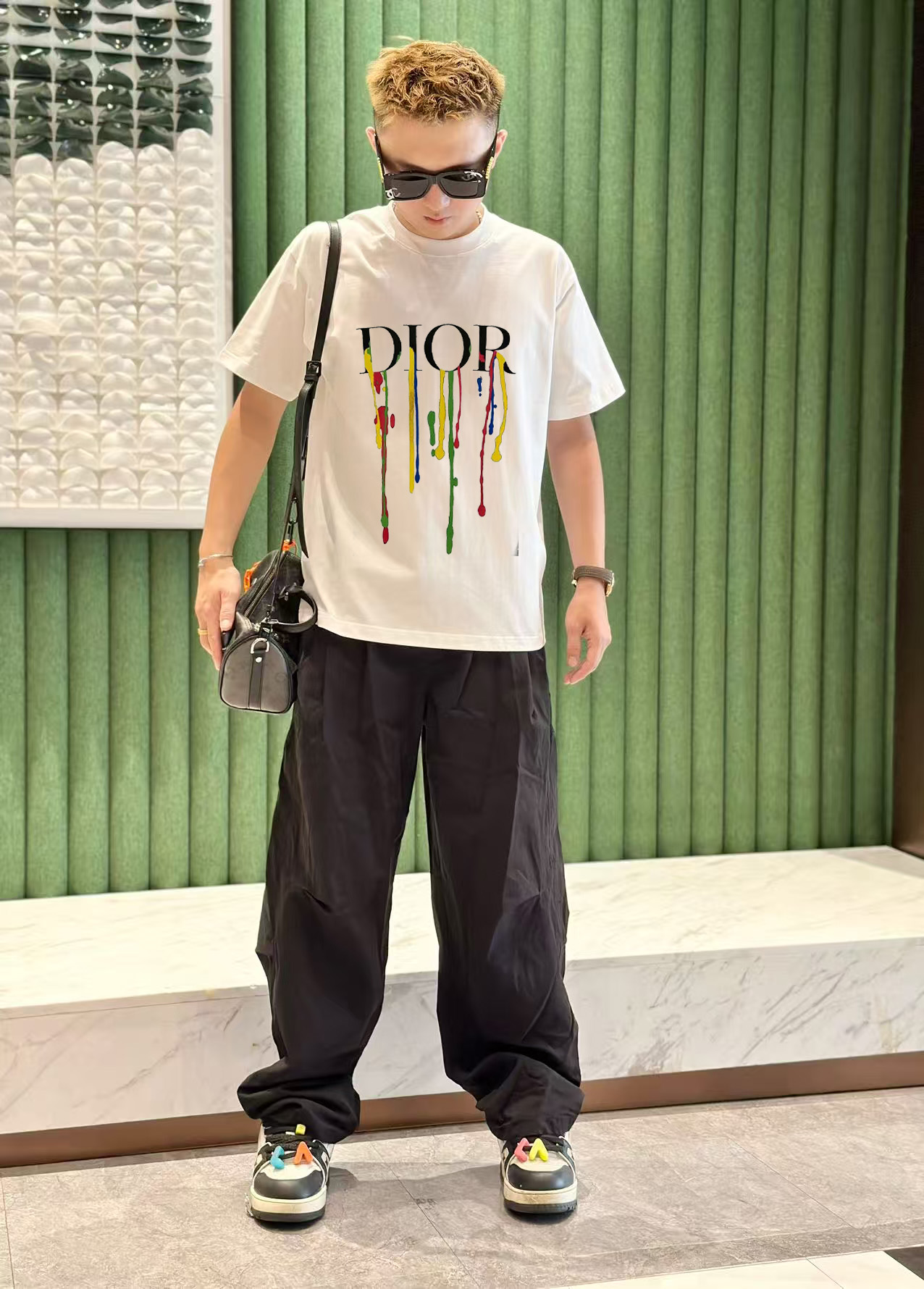 NO:447200,Dior 2025 early spring new model first-time counter latest short-sleeved round-neck T-shirt, high-end customization, avant-garde and fashionable design!  High-end customized high-strength cotton fabric. It feels soft and comfortable to wear. The counter-level exquisite car line is fine. The workmanship is exquisite. The upper body effect is invincible and handsome!  A must-have item for handsome men!  S-2XL, dior, T-shirt,tees, t-shirt,alexander wang19860909迪奥 2025早春新款首发专柜最新款短袖圆领T恤 高端订制 设计前卫时尚！高端定制高支棉面料.手感柔软.穿着舒适.专柜级别精致车线.做工精细.上身效果无敌帅气！型男必备单品！码数S-2XL,,dior,T-shirt,tees，t-shirt,alexander wang,Men's clothing