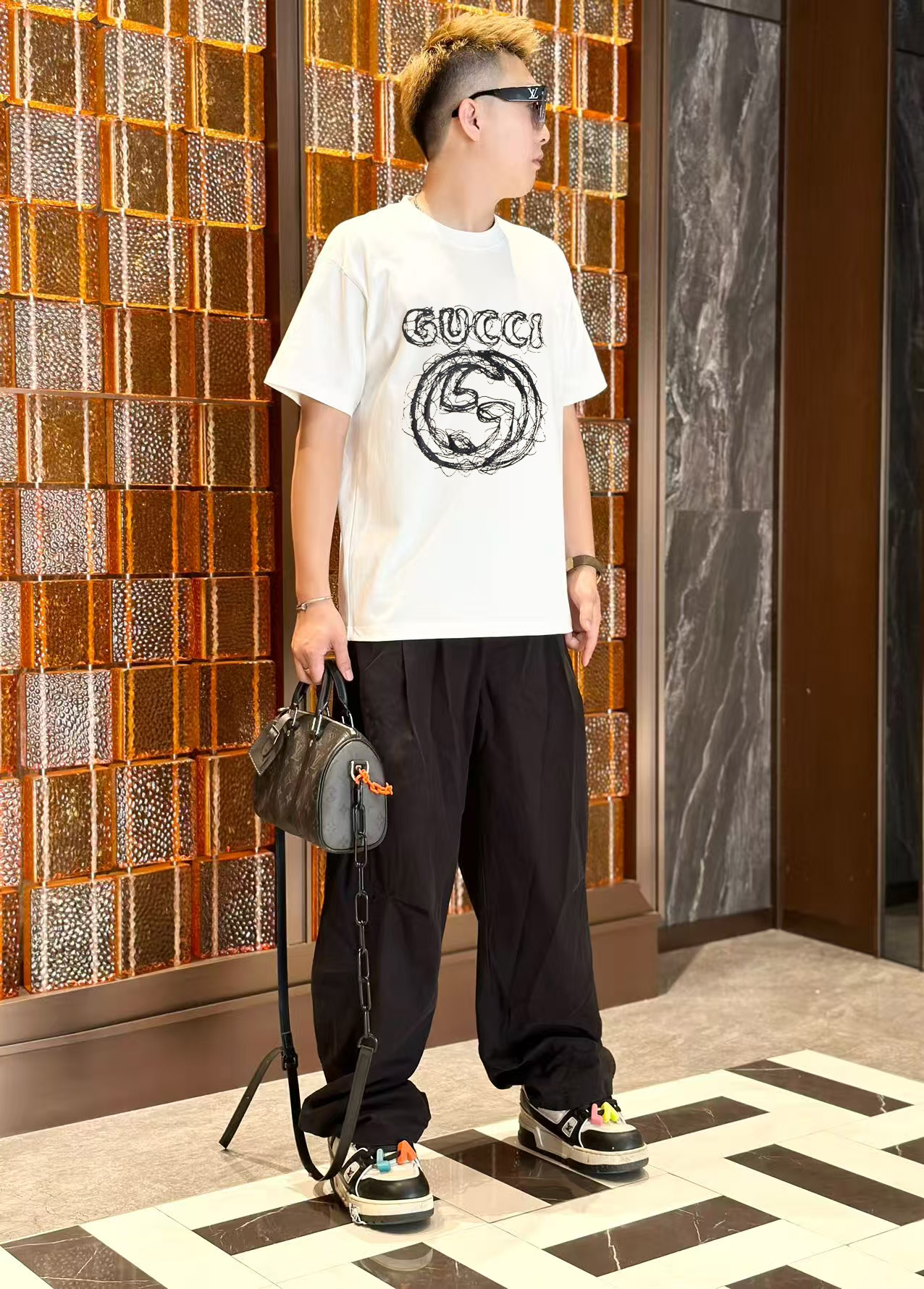 NO:449498,Gucci 2025 early spring new model first-time counter latest short-sleeved round-neck T-shirt, high-end customization, avant-garde and fashionable design!  High-end customized high-strength cotton fabric. It feels soft and comfortable to wear. The counter-level exquisite car line is fine. The workmanship is exquisite. The upper body effect is invincible and handsome!  A must-have item for handsome men!  S-2XL, gucci, T-shirt,tees, t-shirt,alexander wang19860909古驰 2025早春新款首发专柜最新款短袖圆领T恤 高端订制 设计前卫时尚！高端定制高支棉面料.手感柔软.穿着舒适.专柜级别精致车线.做工精细.上身效果无敌帅气！型男必备单品！码数S-2XL,,gucci,T-shirt,tees，t-shirt,alexander wang,Men's clothing