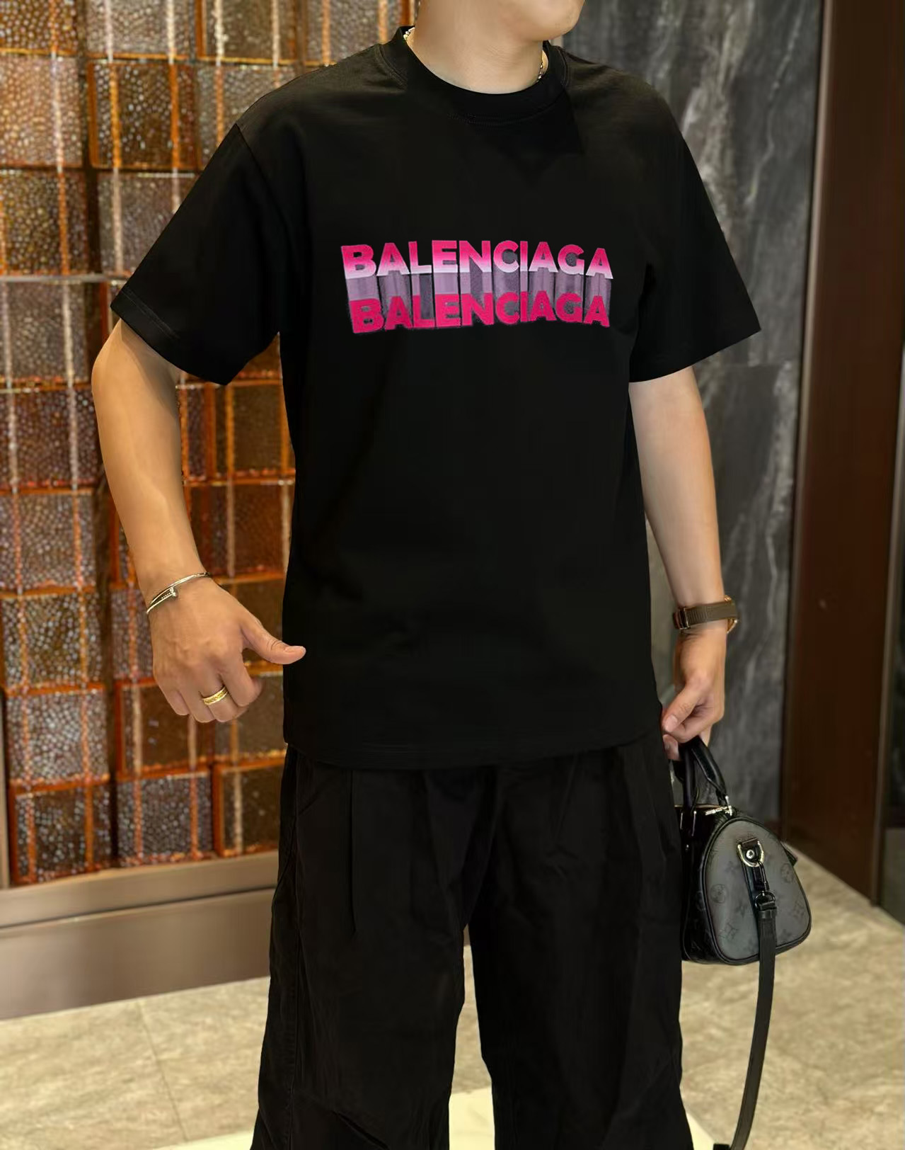 NO:449493,Balenciaga 2025 early spring new model first-time counter latest short-sleeved round-neck T-shirt, high-end customization, avant-garde and fashionable design!  High-end customized high-strength cotton fabric. It feels soft and comfortable to wear. The counter-level exquisite car line is fine. The workmanship is exquisite. The upper body effect is invincible and handsome!  A must-have item for handsome men!  S-2XL, balenciaga, T-shirt,tees, t-shirt,alexander wang19860909巴黎世家 2025早春新款首发专柜最新款短袖圆领T恤 高端订制 设计前卫时尚！高端定制高支棉面料.手感柔软.穿着舒适.专柜级别精致车线.做工精细.上身效果无敌帅气！型男必备单品！码数S-2XL,,balenciaga,T-shirt,tees，t-shirt,alexander wang,Men's clothing