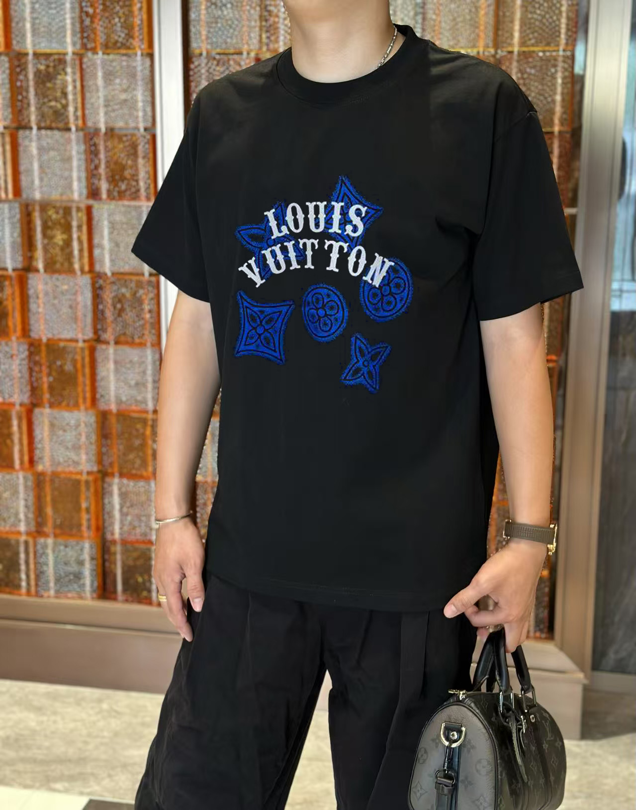 NO:447122,LV 2025 early spring new model first-time counter latest short-sleeved round-neck T-shirt, high-end customization, avant-garde and fashionable design!  High-end customized high-strength cotton fabric. It feels soft and comfortable to wear. The counter-level exquisite car line is fine. The workmanship is exquisite. The upper body effect is invincible and handsome!  A must-have item for handsome men!  S-2XL, louis vuitton, T-shirt,tees, t-shirt,alexander wang19860909LV 2025早春新款首发专柜最新款短袖圆领T恤 高端订制 设计前卫时尚！高端定制高支棉面料.手感柔软.穿着舒适.专柜级别精致车线.做工精细.上身效果无敌帅气！型男必备单品！码数S-2XL,,louis vuitton,T-shirt,tees，t-shirt,alexander wang,Men's clothing