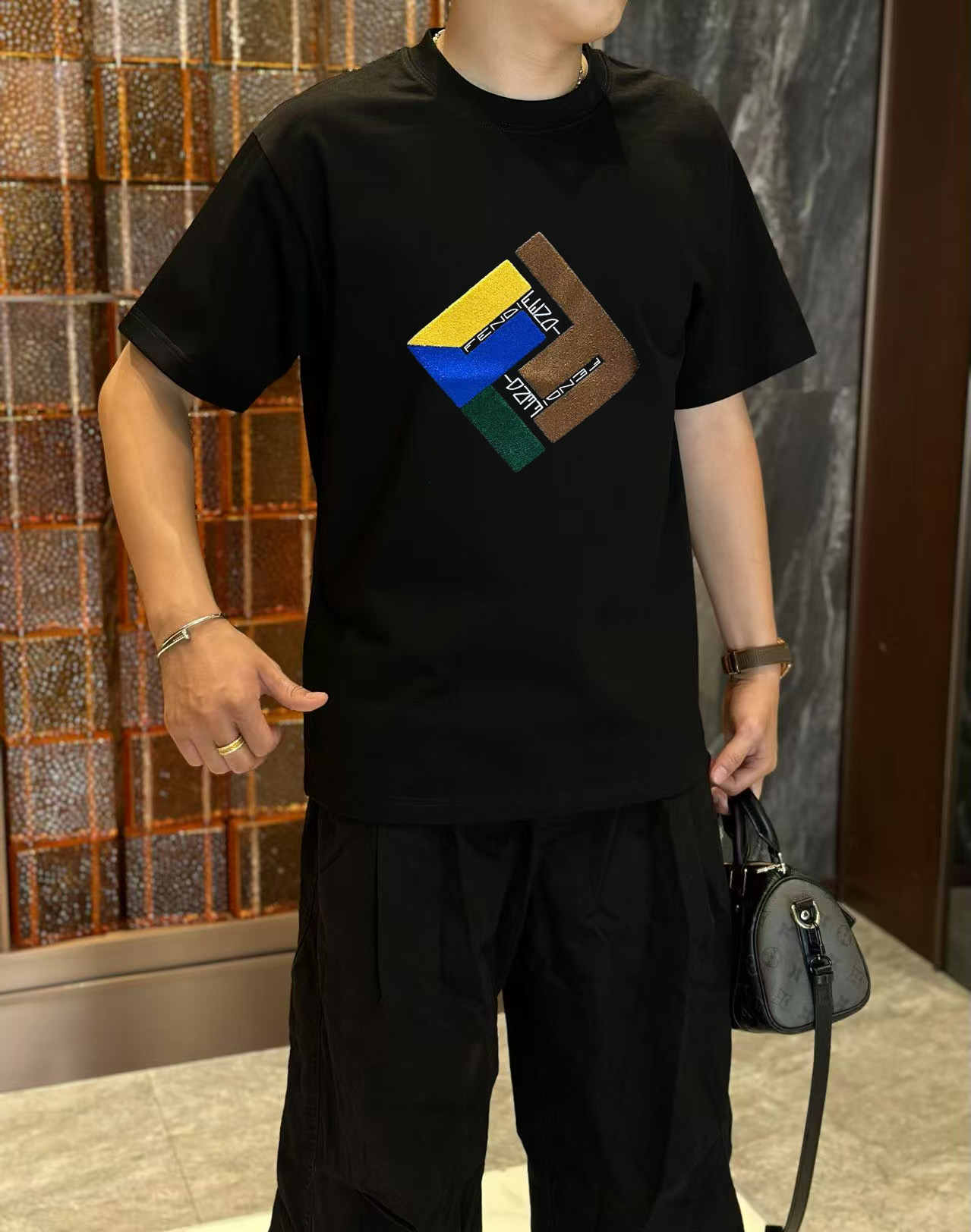 NO:449503,Fendi 2025 early spring new model first-time counter latest short-sleeved round-neck T-shirt, high-end customization, avant-garde and fashionable design!  High-end customized high-strength cotton fabric. It feels soft and comfortable to wear. The counter-level exquisite car line is fine. The workmanship is exquisite. The upper body effect is invincible and handsome!  A must-have item for handsome men!  S-2XL, fendi, T-shirt,tees, t-shirt,alexander wang19860909芬迪 2025早春新款首发专柜最新款短袖圆领T恤 高端订制 设计前卫时尚！高端定制高支棉面料.手感柔软.穿着舒适.专柜级别精致车线.做工精细.上身效果无敌帅气！型男必备单品！码数S-2XL,,fendi,T-shirt,tees，t-shirt,alexander wang,Men's clothing