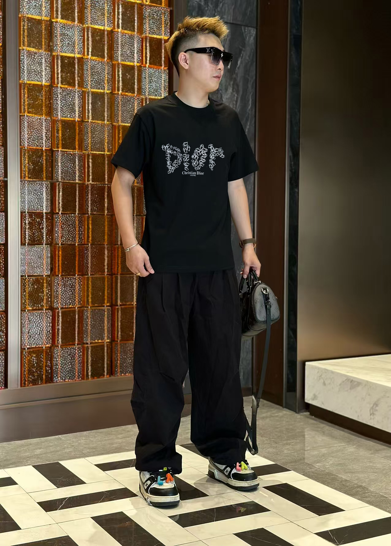 NO:449488,Dior 2025 early spring new model first-time counter latest short-sleeved round-neck T-shirt, high-end customization, avant-garde and fashionable design!  High-end customized high-strength cotton fabric. It feels soft and comfortable to wear. The counter-level exquisite car line is fine. The workmanship is exquisite. The upper body effect is invincible and handsome!  A must-have item for handsome men!  S-2XL, dior, T-shirt,tees, t-shirt,alexander wang19860909迪奥 2025早春新款首发专柜最新款短袖圆领T恤 高端订制 设计前卫时尚！高端定制高支棉面料.手感柔软.穿着舒适.专柜级别精致车线.做工精细.上身效果无敌帅气！型男必备单品！码数S-2XL,,dior,T-shirt,tees，t-shirt,alexander wang,Men's clothing