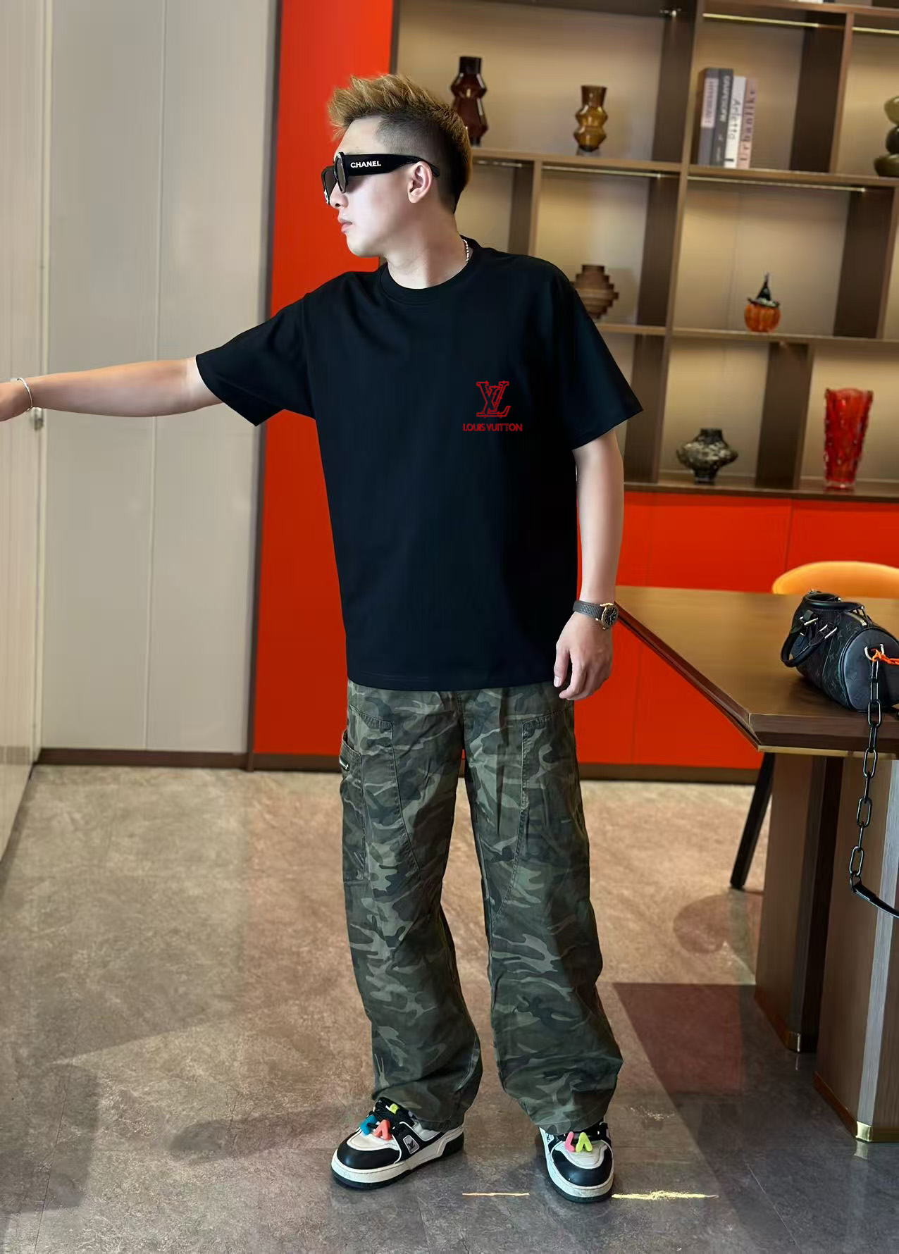 NO:452714,LV 2025 early spring new model first-time counter latest short-sleeved round-neck T-shirt, high-end customization, avant-garde and fashionable design!  High-end customized high-strength cotton fabric. It feels soft and comfortable to wear. The counter-level exquisite car line is fine. The workmanship is exquisite. The upper body effect is invincible and handsome!  A must-have item for handsome men!  S-2XL, louis vuitton, T-shirt,tees, t-shirt,alexander wang19860909LV 2025早春新款首发专柜最新款短袖圆领T恤 高端订制 设计前卫时尚！高端定制高支棉面料.手感柔软.穿着舒适.专柜级别精致车线.做工精细.上身效果无敌帅气！型男必备单品！码数S-2XL,,louis vuitton,T-shirt,tees，t-shirt,alexander wang,Men's clothing