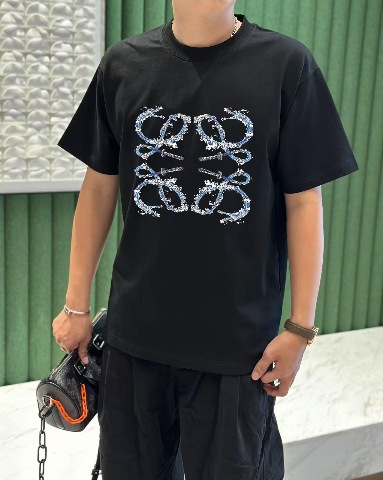 NO:458603,Luo Yiwei 2025 early spring new model first-time counter latest short-sleeved round-neck T-shirt, high-end customization, avant-garde and fashionable design!  High-end customized high-strength cotton fabric. It feels soft and comfortable to wear. The counter-level exquisite car line is fine. The workmanship is exquisite. The upper body effect is invincible and handsome!  A must-have item for handsome men!  S-2XL, loewe, T-shirt,tees, t-shirt,alexander wang19860909罗意威 2025早春新款首发专柜最新款短袖圆领T恤 高端订制 设计前卫时尚！高端定制高支棉面料.手感柔软.穿着舒适.专柜级别精致车线.做工精细.上身效果无敌帅气！型男必备单品！码数S-2XL,,loewe,T-shirt,tees，t-shirt,alexander wang,Men's clothing