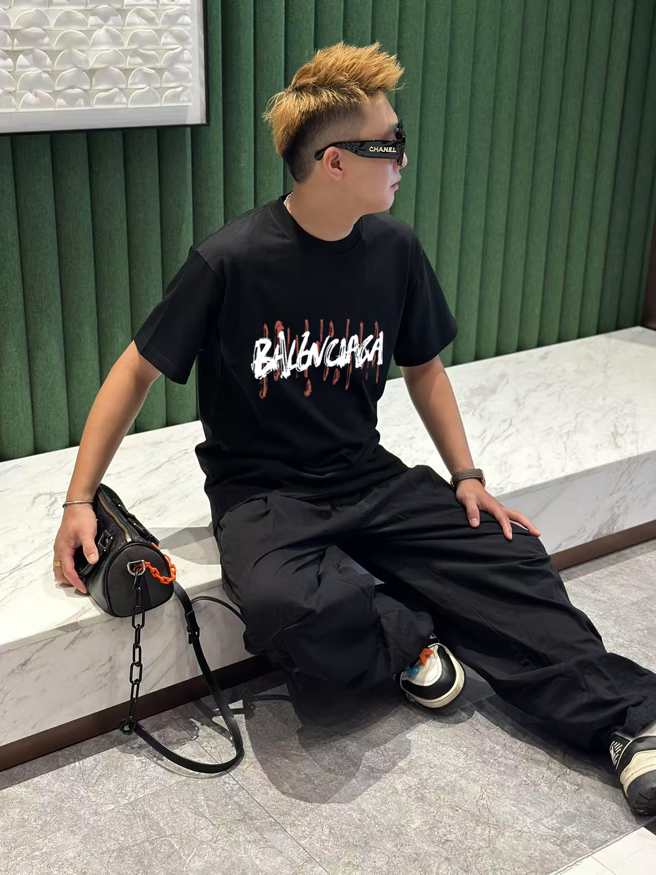 NO:458605,Balenciaga 2025 early spring new model first-time counter latest short-sleeved round-neck T-shirt, high-end customization, avant-garde and fashionable design!  High-end customized high-strength cotton fabric. It feels soft and comfortable to wear. The counter-level exquisite car line is fine. The workmanship is exquisite. The upper body effect is invincible and handsome!  A must-have item for handsome men!  S-2XL, balenciaga, T-shirt,tees, t-shirt,alexander wang19860909巴黎世家 2025早春新款首发专柜最新款短袖圆领T恤 高端订制 设计前卫时尚！高端定制高支棉面料.手感柔软.穿着舒适.专柜级别精致车线.做工精细.上身效果无敌帅气！型男必备单品！码数S-2XL,,balenciaga,T-shirt,tees，t-shirt,alexander wang,Men's clothing