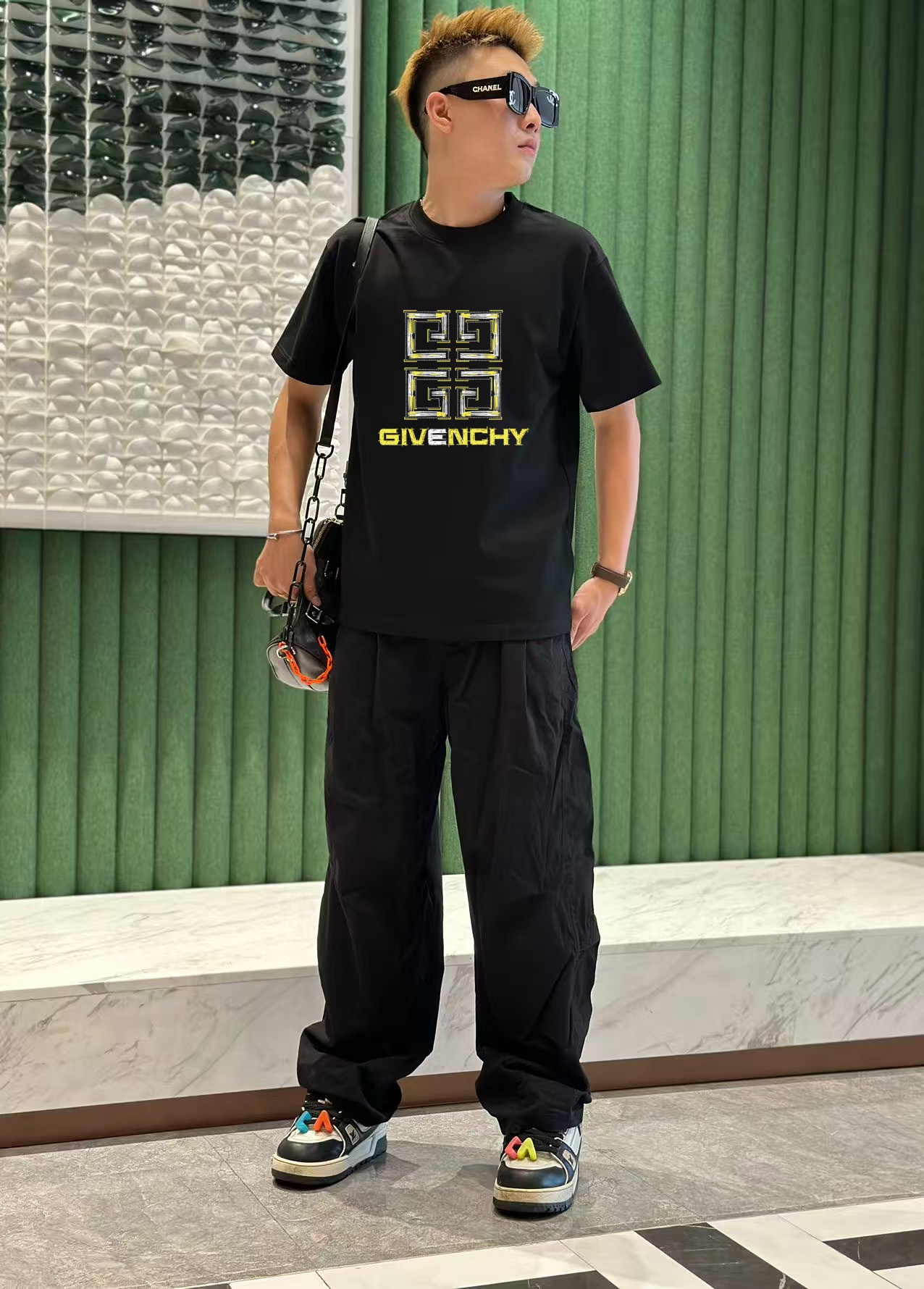 NO:458609,Givenchy 2025 early spring new model first-time counter latest short-sleeved round-neck T-shirt, high-end customization, avant-garde and fashionable design!  High-end customized high-strength cotton fabric. It feels soft and comfortable to wear. The counter-level exquisite car line is fine. The workmanship is exquisite. The upper body effect is invincible and handsome!  A must-have item for handsome men!  S-2XL, given, T-shirt,tees,t-shirt,alexander wang19860909纪梵希 2025早春新款首发专柜最新款短袖圆领T恤 高端订制 设计前卫时尚！高端定制高支棉面料.手感柔软.穿着舒适.专柜级别精致车线.做工精细.上身效果无敌帅气！型男必备单品！码数S-2XL,,givenchy,T-shirt,tees，t-shirt,alexander wang,Men's clothing