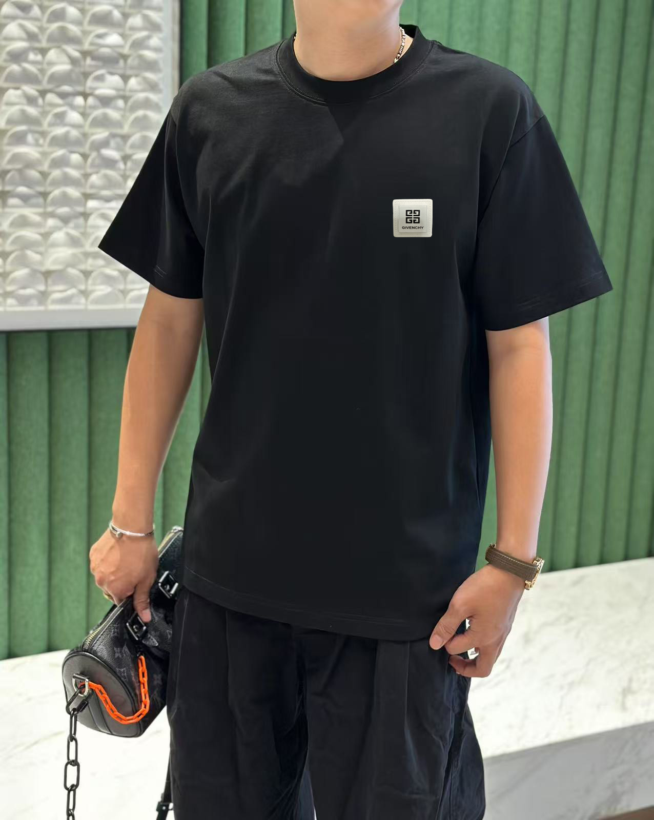 NO:458615,Givenchy 2025 early spring new model first-time counter latest short-sleeved round-neck T-shirt, high-end customization, avant-garde and fashionable design!  High-end customized high-strength cotton fabric. It feels soft and comfortable to wear. The counter-level exquisite car line is fine. The workmanship is exquisite. The upper body effect is invincible and handsome!  A must-have item for handsome men!  S-2XL, given, T-shirt,tees,t-shirt,alexander wang19860909纪梵希 2025早春新款首发专柜最新款短袖圆领T恤 高端订制 设计前卫时尚！高端定制高支棉面料.手感柔软.穿着舒适.专柜级别精致车线.做工精细.上身效果无敌帅气！型男必备单品！码数S-2XL,,givenchy,T-shirt,tees，t-shirt,alexander wang,Men's clothing