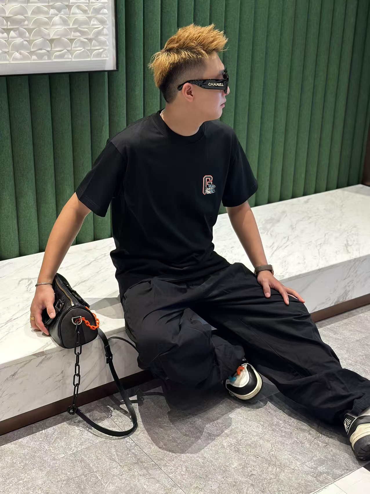 NO:458618,Gucci 2025 early spring new model first-time counter latest short-sleeved round-neck T-shirt, high-end customization, avant-garde and fashionable design!  High-end customized high-strength cotton fabric. It feels soft and comfortable to wear. The counter-level exquisite car line is fine. The workmanship is exquisite. The upper body effect is invincible and handsome!  A must-have item for handsome men!  S-2XL, gucci, T-shirt,tees, t-shirt,alexander wang19860909古驰 2025早春新款首发专柜最新款短袖圆领T恤 高端订制 设计前卫时尚！高端定制高支棉面料.手感柔软.穿着舒适.专柜级别精致车线.做工精细.上身效果无敌帅气！型男必备单品！码数S-2XL,,gucci,T-shirt,tees，t-shirt,alexander wang,Men's clothing