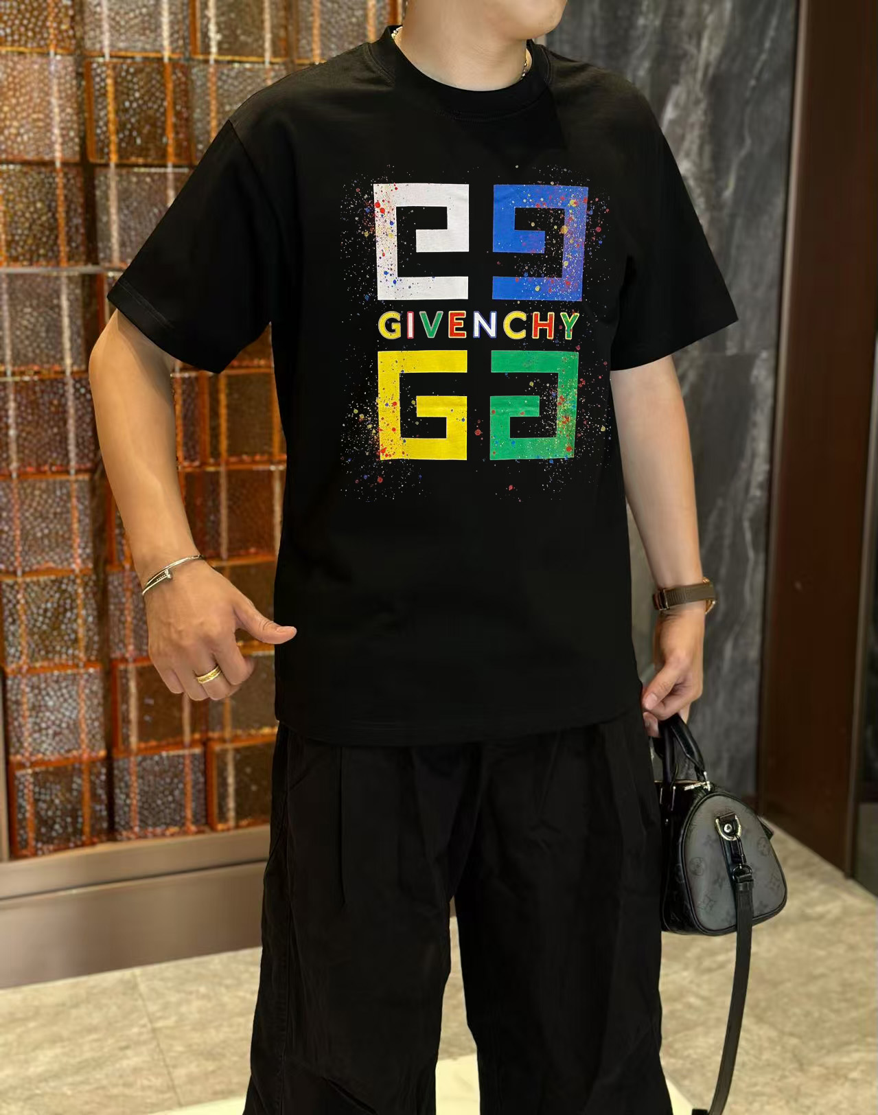 NO:458602,Givenchy 2025 early spring new model first-time counter latest short-sleeved round-neck T-shirt, high-end customization, avant-garde and fashionable design!  High-end customized high-strength cotton fabric. It feels soft and comfortable to wear. The counter-level exquisite car line is fine. The workmanship is exquisite. The upper body effect is invincible and handsome!  A must-have item for handsome men!  S-2XL, given, T-shirt,tees,t-shirt,alexander wang19860909纪梵希 2025早春新款首发专柜最新款短袖圆领T恤 高端订制 设计前卫时尚！高端定制高支棉面料.手感柔软.穿着舒适.专柜级别精致车线.做工精细.上身效果无敌帅气！型男必备单品！码数S-2XL,,givenchy,T-shirt,tees，t-shirt,alexander wang,Men's clothing