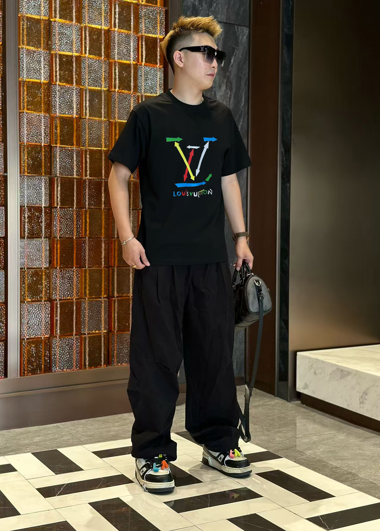 NO:458604,LV 2025 early spring new model first-time counter latest short-sleeved round-neck T-shirt, high-end customization, avant-garde and fashionable design!  High-end customized high-strength cotton fabric. It feels soft and comfortable to wear. The counter-level exquisite car line is fine. The workmanship is exquisite. The upper body effect is invincible and handsome!  A must-have item for handsome men!  S-2XL, louis vuitton, T-shirt,tees, t-shirt,alexander wang19860909LV 2025早春新款首发专柜最新款短袖圆领T恤 高端订制 设计前卫时尚！高端定制高支棉面料.手感柔软.穿着舒适.专柜级别精致车线.做工精细.上身效果无敌帅气！型男必备单品！码数S-2XL,,louis vuitton,T-shirt,tees，t-shirt,alexander wang,Men's clothing