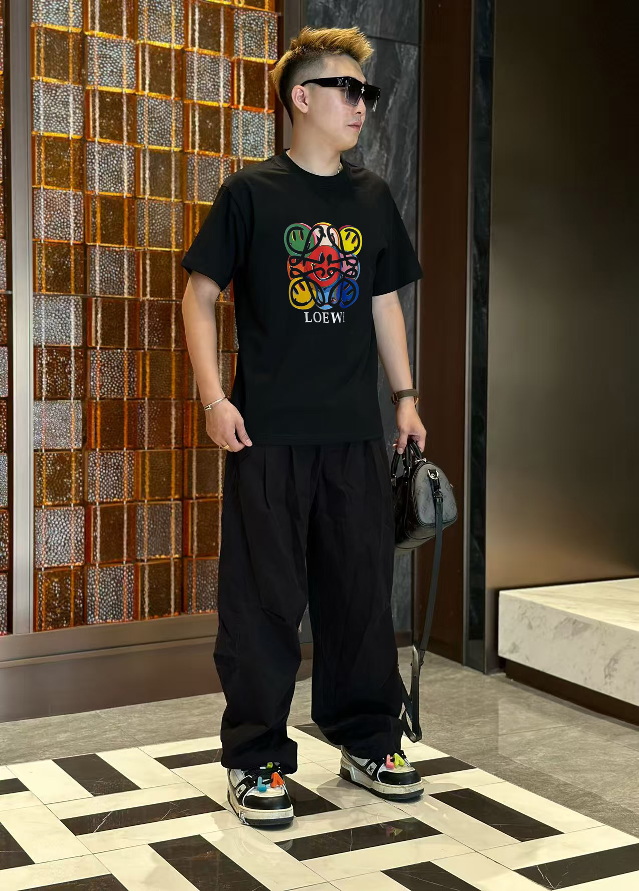 NO:458606,Luo Yiwei 2025 early spring new model first-time counter latest short-sleeved round-neck T-shirt, high-end customization, avant-garde and fashionable design!  High-end customized high-strength cotton fabric. It feels soft and comfortable to wear. The counter-level exquisite car line is fine. The workmanship is exquisite. The upper body effect is invincible and handsome!  A must-have item for handsome men!  S-2XL, loewe, T-shirt,tees, t-shirt,alexander wang19860909罗意威 2025早春新款首发专柜最新款短袖圆领T恤 高端订制 设计前卫时尚！高端定制高支棉面料.手感柔软.穿着舒适.专柜级别精致车线.做工精细.上身效果无敌帅气！型男必备单品！码数S-2XL,,loewe,T-shirt,tees，t-shirt,alexander wang,Men's clothing