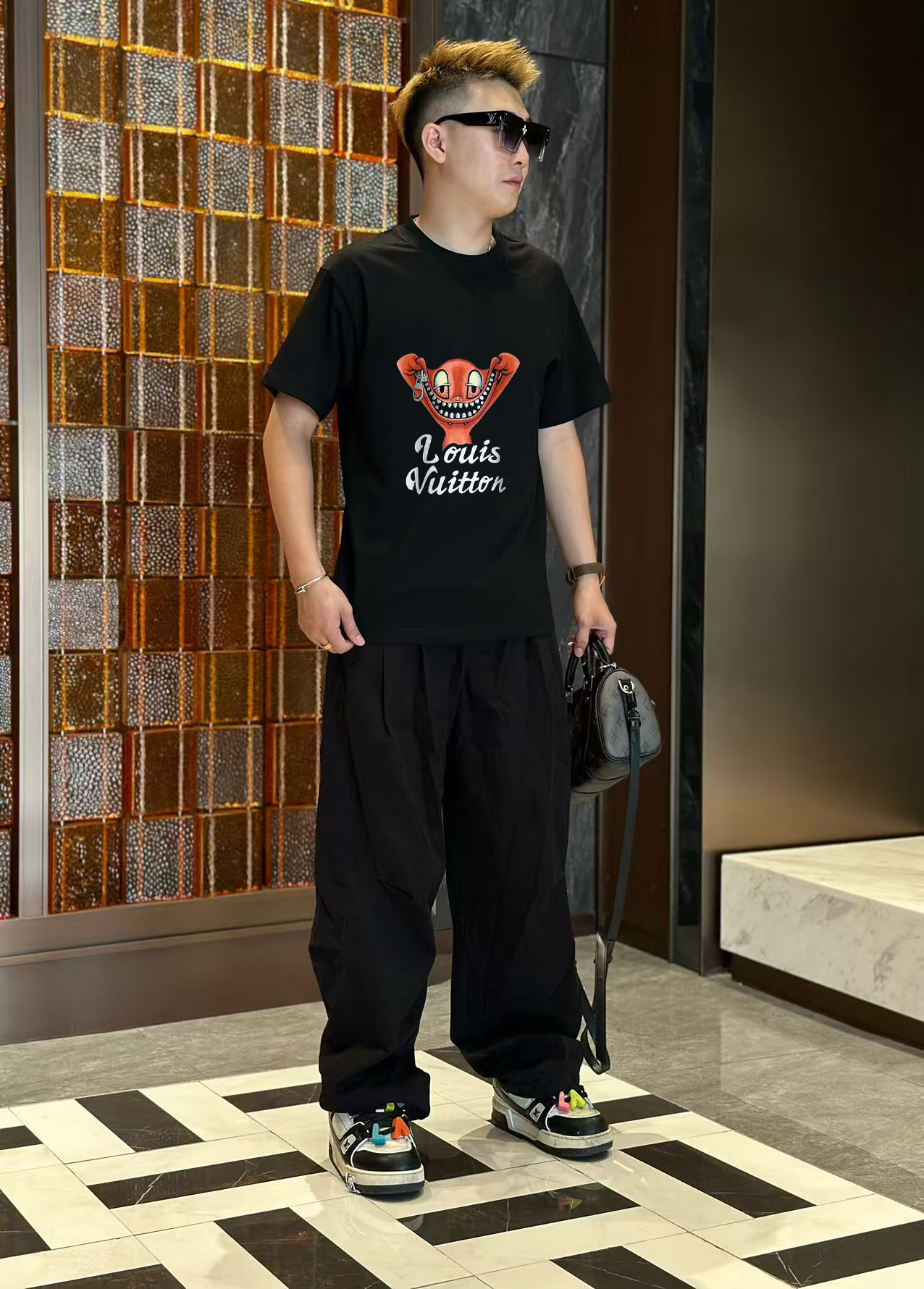 NO:458608,LV 2025 early spring new model first-time counter latest short-sleeved round-neck T-shirt, high-end customization, avant-garde and fashionable design!  High-end customized high-strength cotton fabric. It feels soft and comfortable to wear. The counter-level exquisite car line is fine. The workmanship is exquisite. The upper body effect is invincible and handsome!  A must-have item for handsome men!  S-2XL, louis vuitton, T-shirt,tees, t-shirt,alexander wang19860909LV 2025早春新款首发专柜最新款短袖圆领T恤 高端订制 设计前卫时尚！高端定制高支棉面料.手感柔软.穿着舒适.专柜级别精致车线.做工精细.上身效果无敌帅气！型男必备单品！码数S-2XL,,louis vuitton,T-shirt,tees，t-shirt,alexander wang,Men's clothing