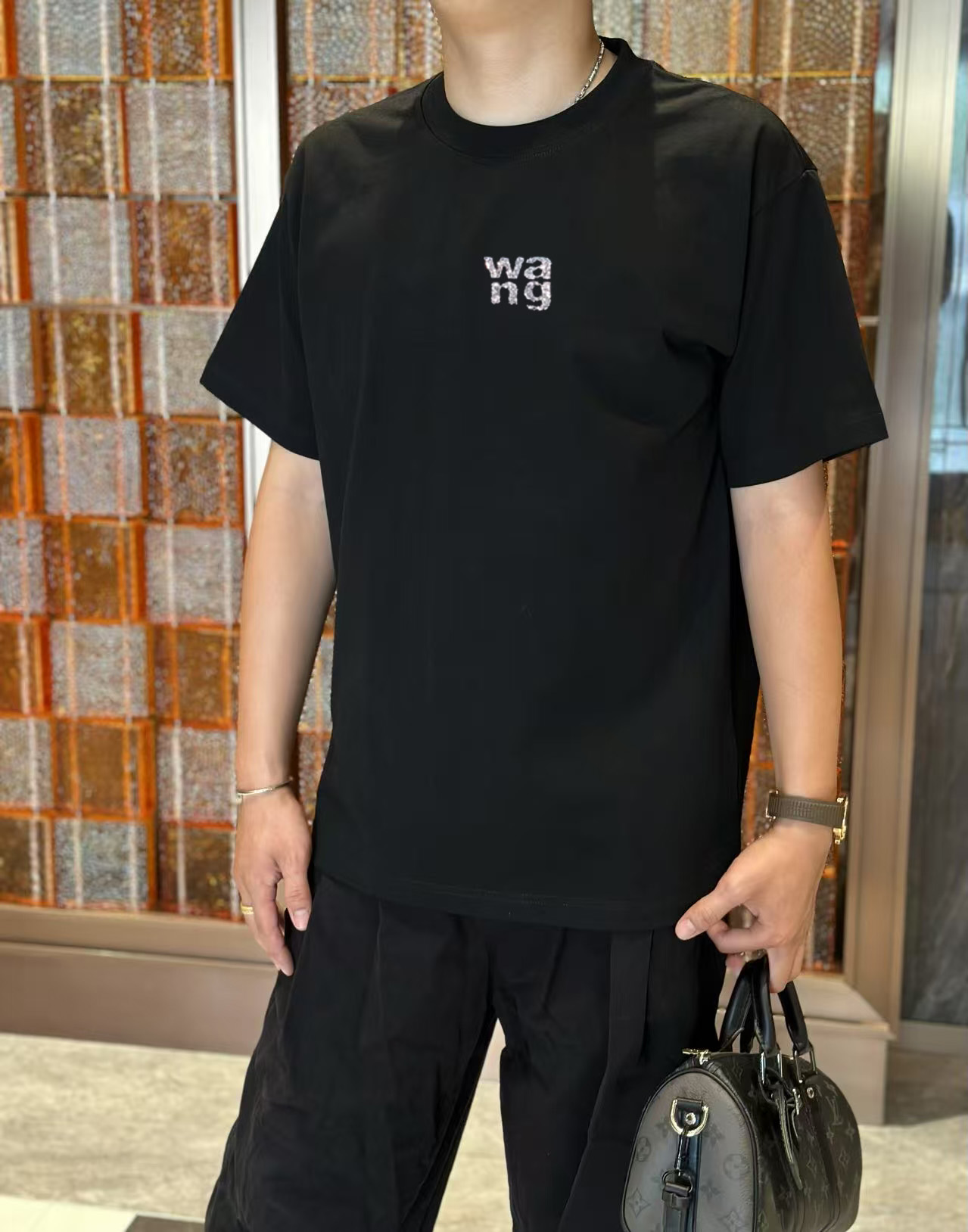 NO:458613,Alexander King 2025 early spring new model first-time counter latest short-sleeved round-neck T-shirt, high-end customization, avant-garde and fashionable design!  High-end customized high-strength cotton fabric. It feels soft and comfortable to wear. The counter-level exquisite car line is fine. The workmanship is exquisite. The upper body effect is invincible and handsome!  A must-have item for handsome men!  S-2XL, alexander wang,T-shirt,tees,t-shirt,alexander wang19860909亚历山大王 2025早春新款首发专柜最新款短袖圆领T恤 高端订制 设计前卫时尚！高端定制高支棉面料.手感柔软.穿着舒适.专柜级别精致车线.做工精细.上身效果无敌帅气！型男必备单品！码数S-2XL,,alexander wang,T-shirt,tees，t-shirt,alexander wang,Men's clothing