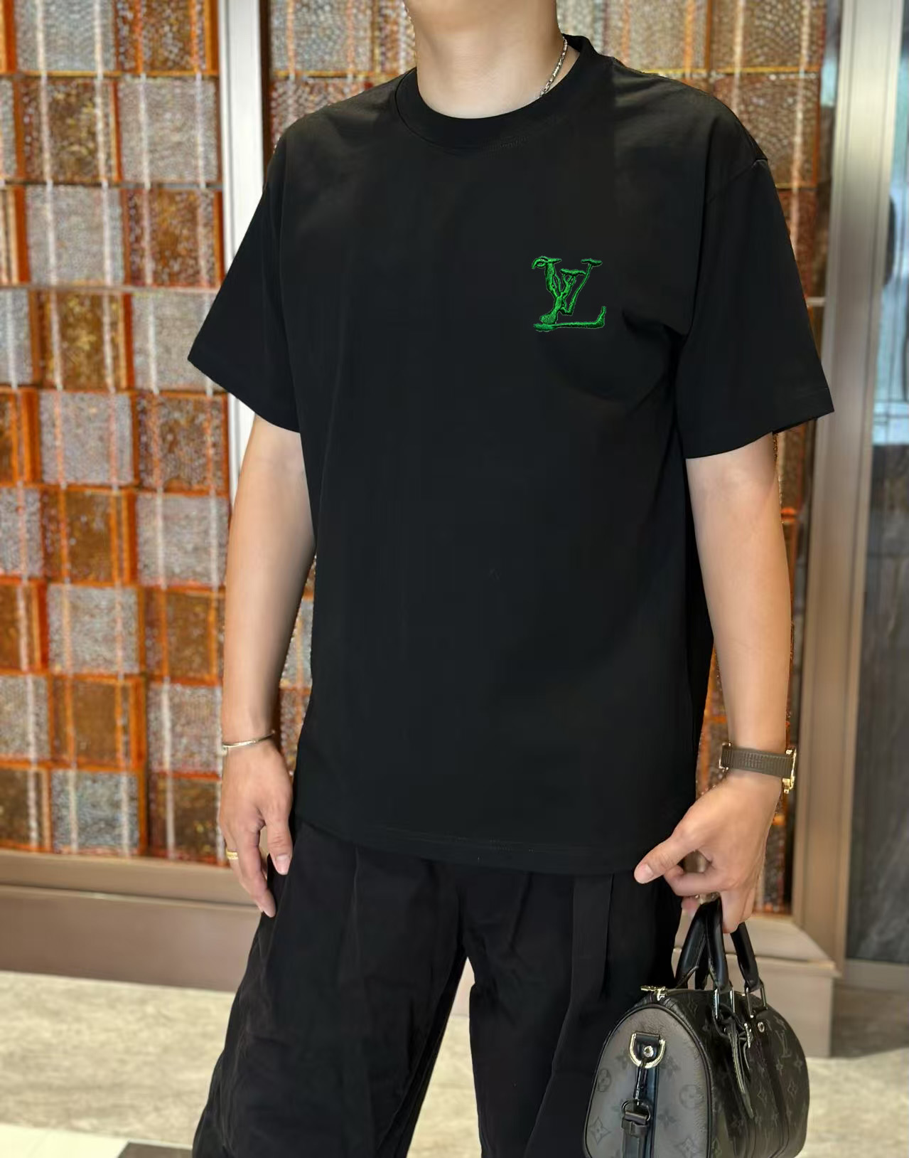 NO:458619,LV 2025 early spring new model first-time counter latest short-sleeved round-neck T-shirt, high-end customization, avant-garde and fashionable design!  High-end customized high-strength cotton fabric. It feels soft and comfortable to wear. The counter-level exquisite car line is fine. The workmanship is exquisite. The upper body effect is invincible and handsome!  A must-have item for handsome men!  S-2XL, louis vuitton, T-shirt,tees, t-shirt,alexander wang19860909LV 2025早春新款首发专柜最新款短袖圆领T恤 高端订制 设计前卫时尚！高端定制高支棉面料.手感柔软.穿着舒适.专柜级别精致车线.做工精细.上身效果无敌帅气！型男必备单品！码数S-2XL,,louis vuitton,T-shirt,tees，t-shirt,alexander wang,Men's clothing