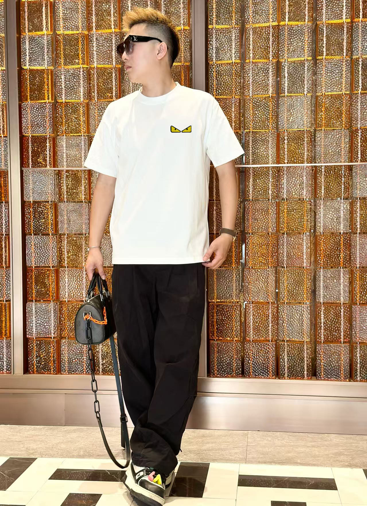 NO:458622,Fendi 2025 early spring new model first-time counter latest short-sleeved round-neck T-shirt, high-end customization, avant-garde and fashionable design!  High-end customized high-strength cotton fabric. It feels soft and comfortable to wear. The counter-level exquisite car line is fine. The workmanship is exquisite. The upper body effect is invincible and handsome!  A must-have item for handsome men!  S-2XL, fendi, T-shirt,tees, t-shirt,alexander wang19860909芬迪 2025早春新款首发专柜最新款短袖圆领T恤 高端订制 设计前卫时尚！高端定制高支棉面料.手感柔软.穿着舒适.专柜级别精致车线.做工精细.上身效果无敌帅气！型男必备单品！码数S-2XL,,fendi,T-shirt,tees，t-shirt,alexander wang,Men's clothing