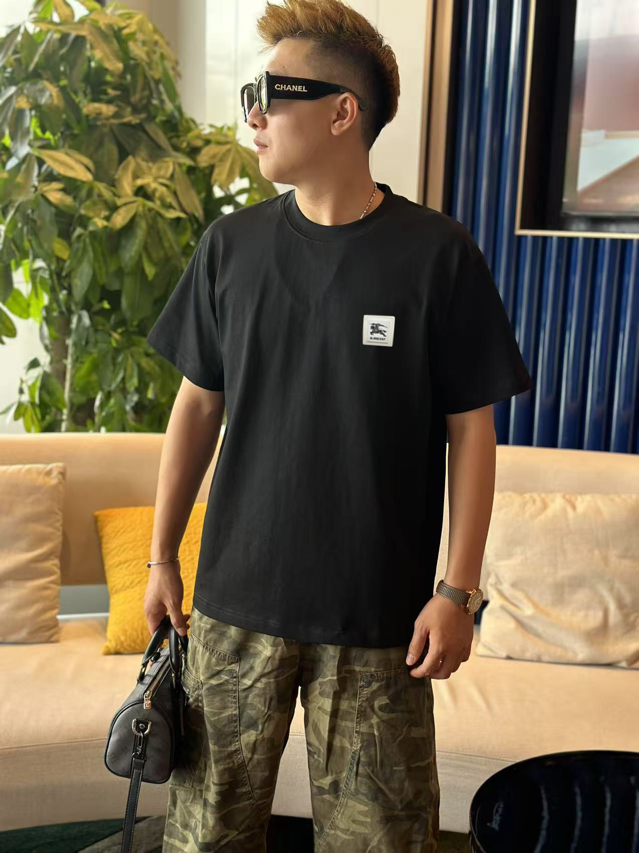 NO:458645,Burberry's 2025 early spring new model first-time counter latest short-sleeved round-neck T-shirt, high-end customization, avant-garde and fashionable design!  High-end customized high-strength cotton fabric. It feels soft and comfortable to wear. The counter-level exquisite car line is fine. The workmanship is exquisite. The upper body effect is invincible and handsome!  A must-have item for handsome men!  S-2XL, burberry, T-shirt,tees, t-shirt,alexander wang19860909巴宝莉 2025早春新款首发专柜最新款短袖圆领T恤 高端订制 设计前卫时尚！高端定制高支棉面料.手感柔软.穿着舒适.专柜级别精致车线.做工精细.上身效果无敌帅气！型男必备单品！码数S-2XL,,burberry,T-shirt,tees，t-shirt,alexander wang,Men's clothing