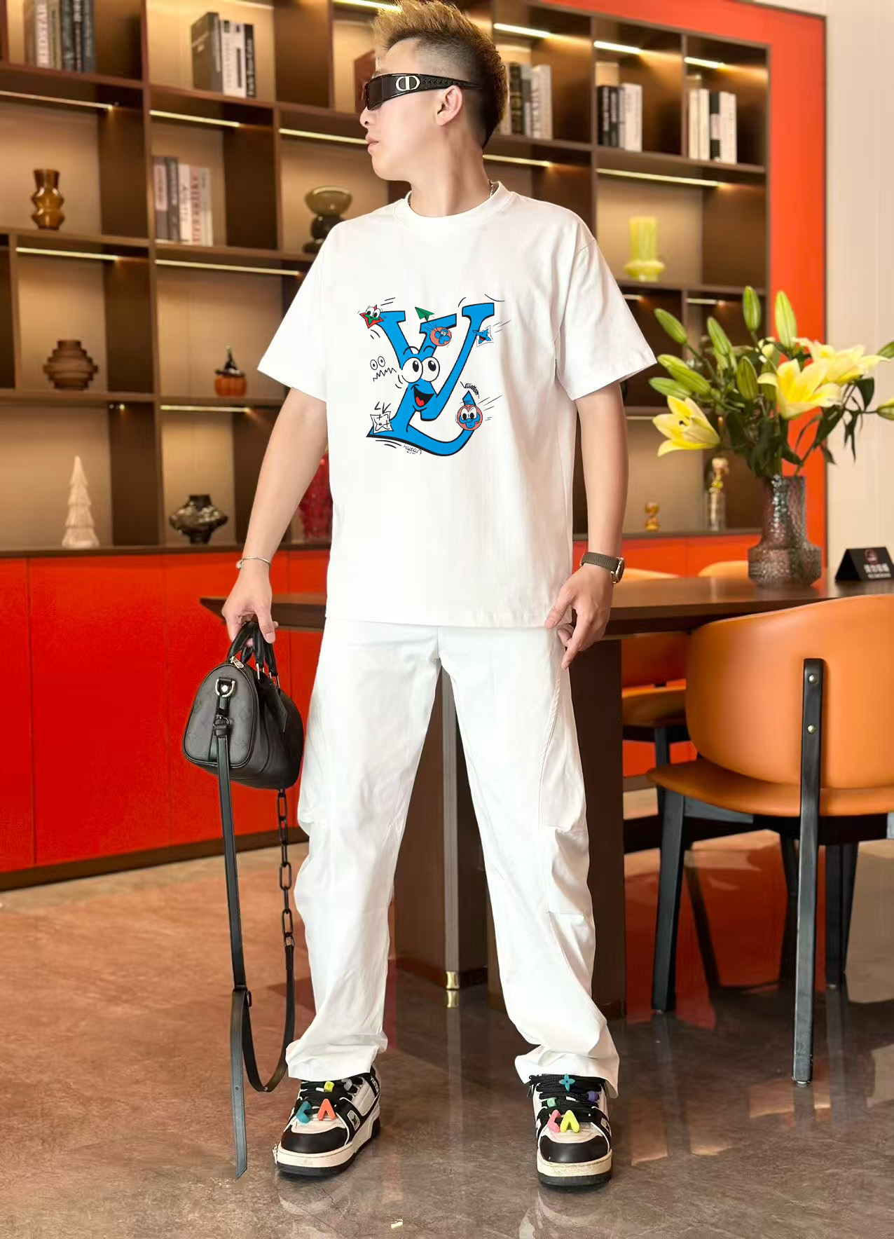 NO:458672,LV 2025 early spring new model first-time counter latest short-sleeved round-neck T-shirt, high-end customization, avant-garde and fashionable design!  High-end customized high-strength cotton fabric. It feels soft and comfortable to wear. The counter-level exquisite car line is fine. The workmanship is exquisite. The upper body effect is invincible and handsome!  A must-have item for handsome men!  S-2XL, louis vuitton, T-shirt,tees, t-shirt,alexander wang19860909LV 2025早春新款首发专柜最新款短袖圆领T恤 高端订制 设计前卫时尚！高端定制高支棉面料.手感柔软.穿着舒适.专柜级别精致车线.做工精细.上身效果无敌帅气！型男必备单品！码数S-2XL,,louis vuitton,T-shirt,tees，t-shirt,alexander wang,Men's clothing