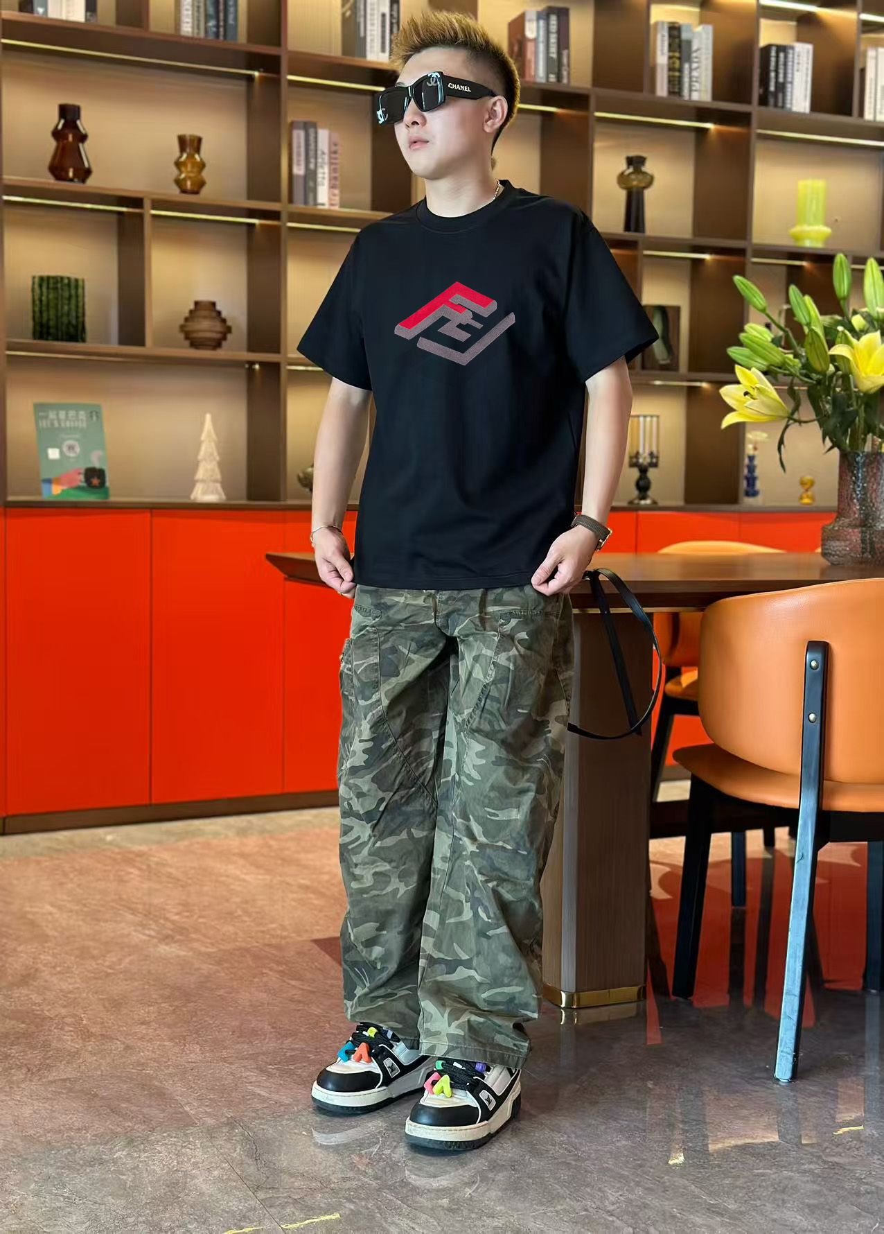 NO:458623,Fendi 2025 early spring new model first-time counter latest short-sleeved round-neck T-shirt, high-end customization, avant-garde and fashionable design!  High-end customized high-strength cotton fabric. It feels soft and comfortable to wear. The counter-level exquisite car line is fine. The workmanship is exquisite. The upper body effect is invincible and handsome!  A must-have item for handsome men!  S-2XL, fendi, T-shirt,tees, t-shirt,alexander wang19860909芬迪 2025早春新款首发专柜最新款短袖圆领T恤 高端订制 设计前卫时尚！高端定制高支棉面料.手感柔软.穿着舒适.专柜级别精致车线.做工精细.上身效果无敌帅气！型男必备单品！码数S-2XL,,fendi,T-shirt,tees，t-shirt,alexander wang,Men's clothing