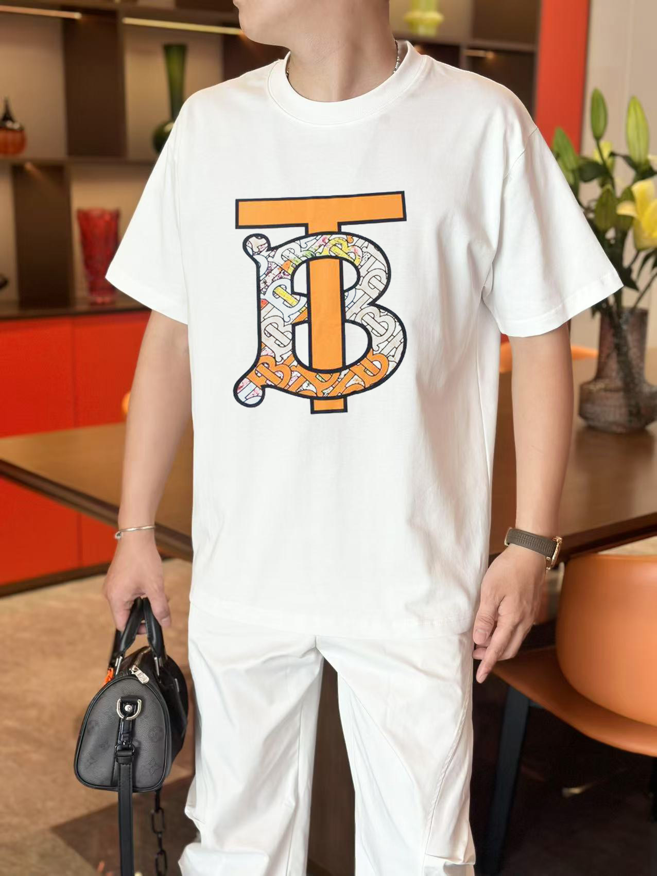 NO:458629,Burberry's 2025 early spring new model first-time counter latest short-sleeved round-neck T-shirt, high-end customization, avant-garde and fashionable design!  High-end customized high-strength cotton fabric. It feels soft and comfortable to wear. The counter-level exquisite car line is fine. The workmanship is exquisite. The upper body effect is invincible and handsome!  A must-have item for handsome men!  S-2XL, burberry, T-shirt,tees, t-shirt,alexander wang19860909巴宝莉 2025早春新款首发专柜最新款短袖圆领T恤 高端订制 设计前卫时尚！高端定制高支棉面料.手感柔软.穿着舒适.专柜级别精致车线.做工精细.上身效果无敌帅气！型男必备单品！码数S-2XL,,burberry,T-shirt,tees，t-shirt,alexander wang,Men's clothing