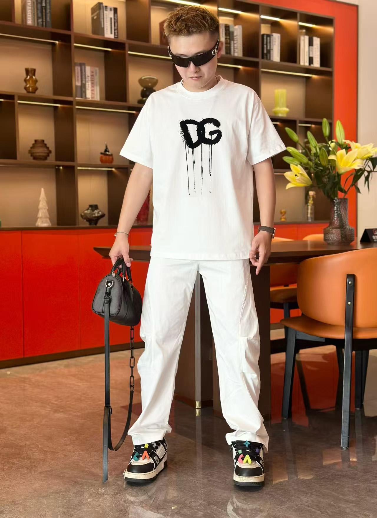 NO:458635,Dolce & Gabbana 2025 early spring new model first-time counter latest short-sleeved round-neck T-shirt, high-end customization, avant-garde and fashionable design!  High-end customized high-strength cotton fabric. It feels soft and comfortable to wear. The counter-level exquisite car line is fine. The workmanship is exquisite. The upper body effect is invincible and handsome!  A must-have item for handsome men!  S-2XL, Dolce & Gabbana, T-shirt, tees, t-shirt, alexander wang19860909杜嘉班纳 2025早春新款首发专柜最新款短袖圆领T恤 高端订制 设计前卫时尚！高端定制高支棉面料.手感柔软.穿着舒适.专柜级别精致车线.做工精细.上身效果无敌帅气！型男必备单品！码数S-2XL,,Dolce&Gabbana,T-shirt,tees，t-shirt,alexander wang,Men's clothing