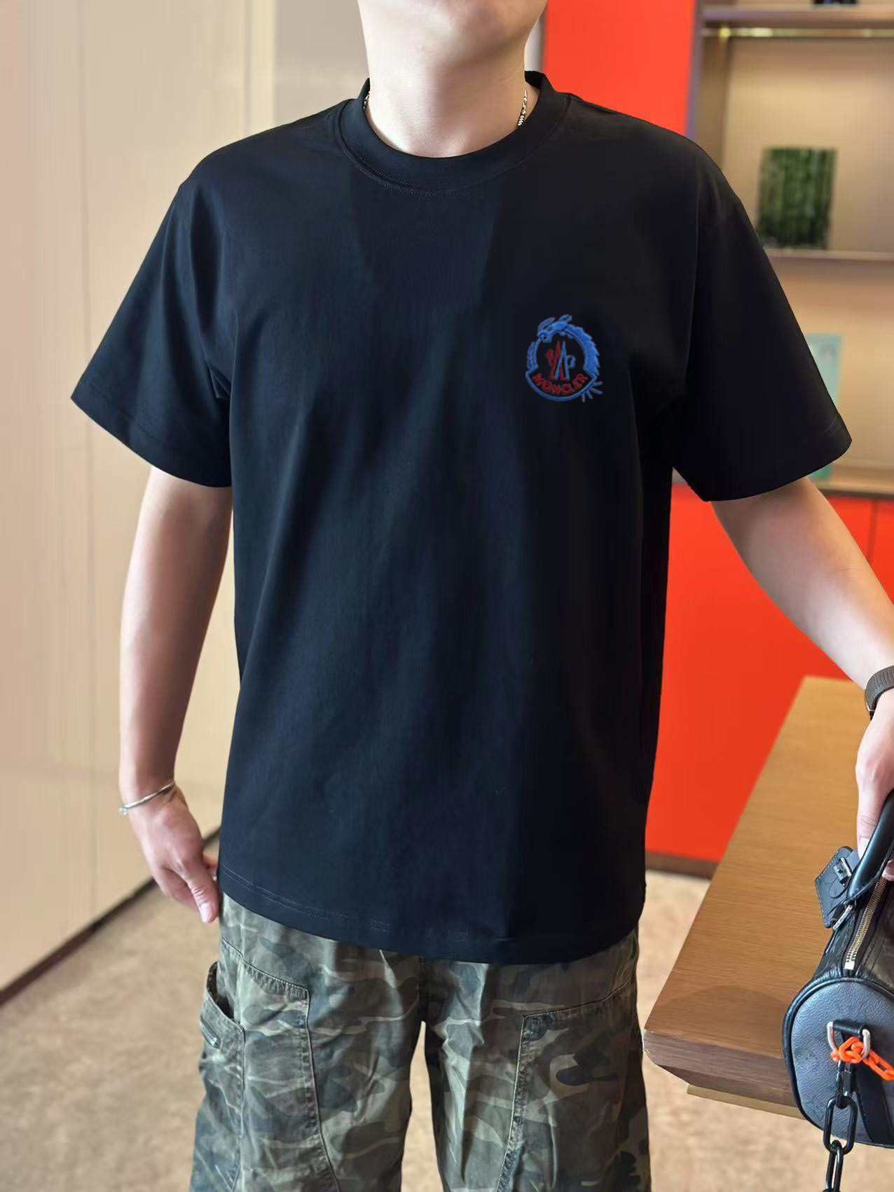 NO:458647,The latest short-sleeved round-neck T-shirt in the early spring 2025 new early spring counter, high-end customization, avant-garde and fashionable design!  High-end customized high-strength cotton fabric. It feels soft and comfortable to wear. The counter-level exquisite car line is fine. The workmanship is exquisite. The upper body effect is invincible and handsome!  A must-have item for handsome men!  S-2XL, Moncler, T-shirt,tees, t-shirt,alexander wang19860909蒙口 2025早春新款首发专柜最新款短袖圆领T恤 高端订制 设计前卫时尚！高端定制高支棉面料.手感柔软.穿着舒适.专柜级别精致车线.做工精细.上身效果无敌帅气！型男必备单品！码数S-2XL,,Moncler,T-shirt,tees，t-shirt,alexander wang,Men's clothing