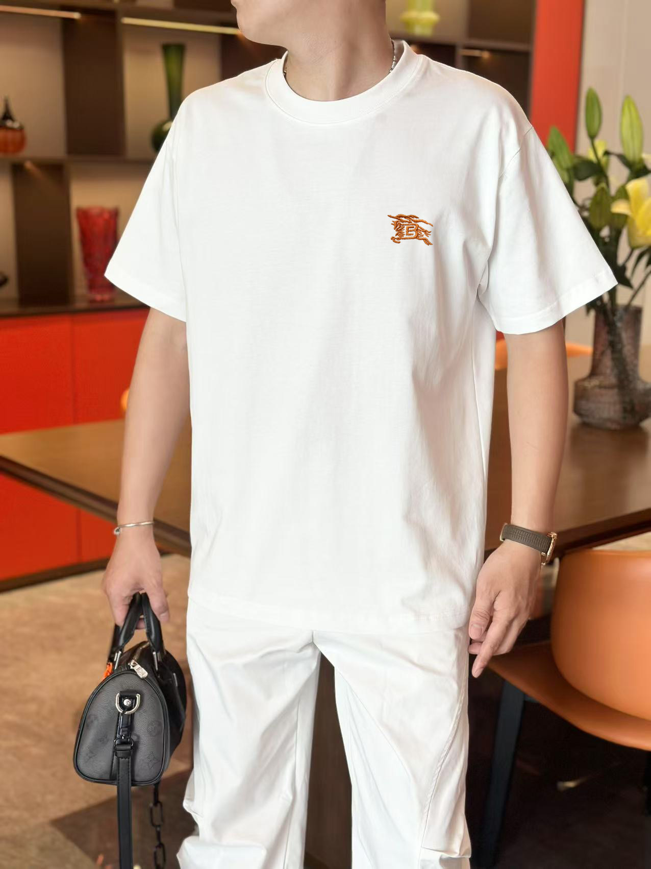 NO:458653,Burberry's 2025 early spring new model first-time counter latest short-sleeved round-neck T-shirt, high-end customization, avant-garde and fashionable design!  High-end customized high-strength cotton fabric. It feels soft and comfortable to wear. The counter-level exquisite car line is fine. The workmanship is exquisite. The upper body effect is invincible and handsome!  A must-have item for handsome men!  S-2XL, burberry, T-shirt,tees, t-shirt,alexander wang19860909巴宝莉 2025早春新款首发专柜最新款短袖圆领T恤 高端订制 设计前卫时尚！高端定制高支棉面料.手感柔软.穿着舒适.专柜级别精致车线.做工精细.上身效果无敌帅气！型男必备单品！码数S-2XL,,burberry,T-shirt,tees，t-shirt,alexander wang,Men's clothing