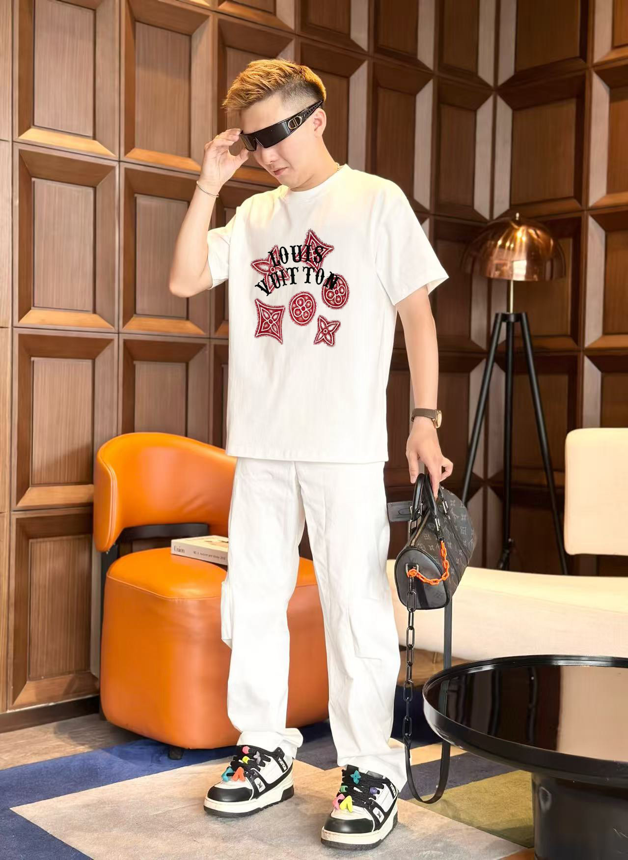 NO:458659,LV 2025 early spring new model first-time counter latest short-sleeved round-neck T-shirt, high-end customization, avant-garde and fashionable design!  High-end customized high-strength cotton fabric. It feels soft and comfortable to wear. The counter-level exquisite car line is fine. The workmanship is exquisite. The upper body effect is invincible and handsome!  A must-have item for handsome men!  S-2XL, louis vuitton, T-shirt,tees, t-shirt,alexander wang19860909LV 2025早春新款首发专柜最新款短袖圆领T恤 高端订制 设计前卫时尚！高端定制高支棉面料.手感柔软.穿着舒适.专柜级别精致车线.做工精细.上身效果无敌帅气！型男必备单品！码数S-2XL,,louis vuitton,T-shirt,tees，t-shirt,alexander wang,Men's clothing