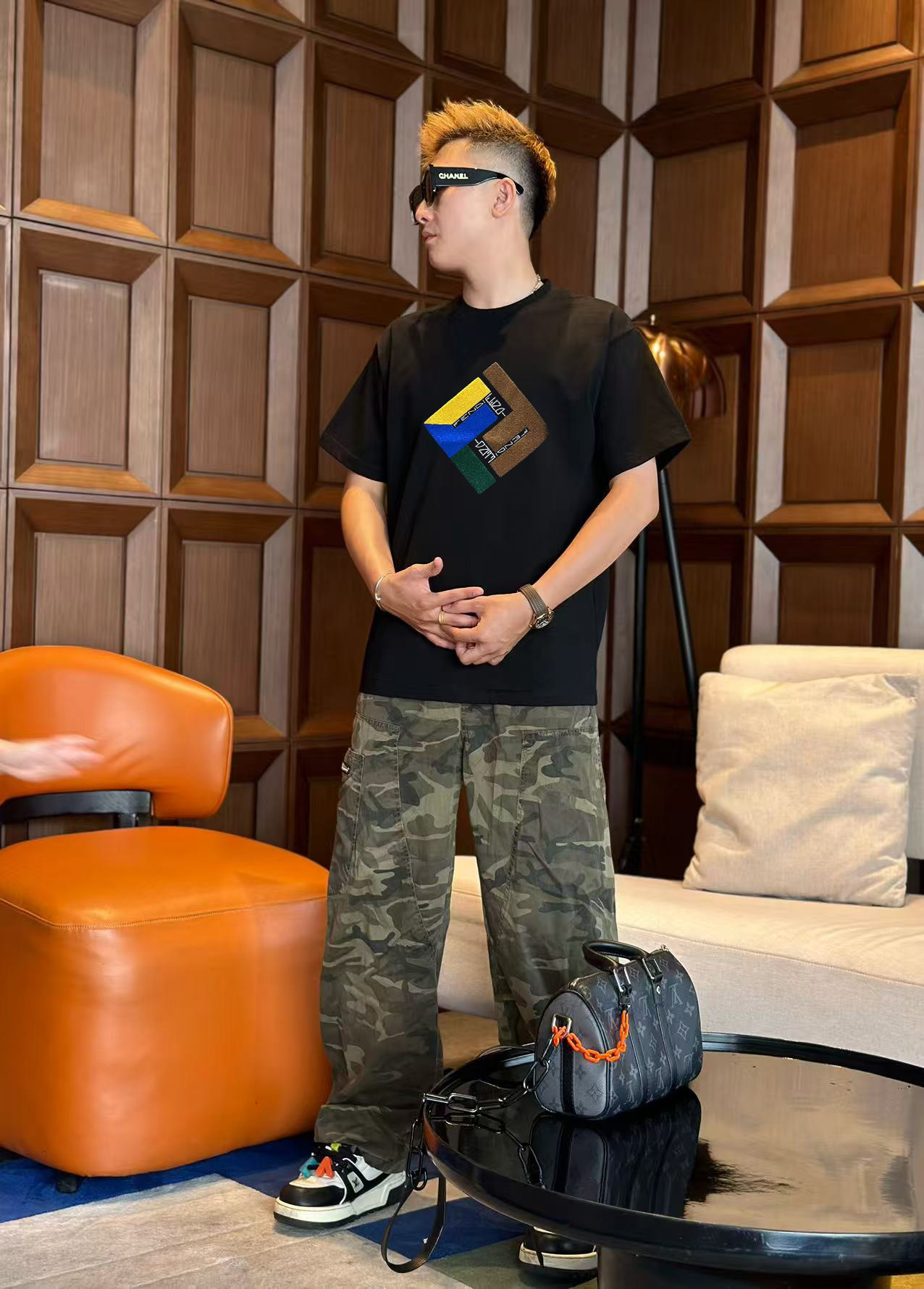 NO:458664,Fendi 2025 early spring new model first-time counter latest short-sleeved round-neck T-shirt, high-end customization, avant-garde and fashionable design!  High-end customized high-strength cotton fabric. It feels soft and comfortable to wear. The counter-level exquisite car line is fine. The workmanship is exquisite. The upper body effect is invincible and handsome!  A must-have item for handsome men!  S-2XL, fendi, T-shirt, tees, t-shirt, alexander wang19860909芬迪 2025早春新款首发专柜最新款短袖圆领T恤 高端订制 设计前卫时尚！高端定制高支棉面料.手感柔软.穿着舒适.专柜级别精致车线.做工精细.上身效果无敌帅气！型男必备单品！码数S-2XL,,fendi,T-shirt,tees，t-shirt,alexander wang,Men's clothing