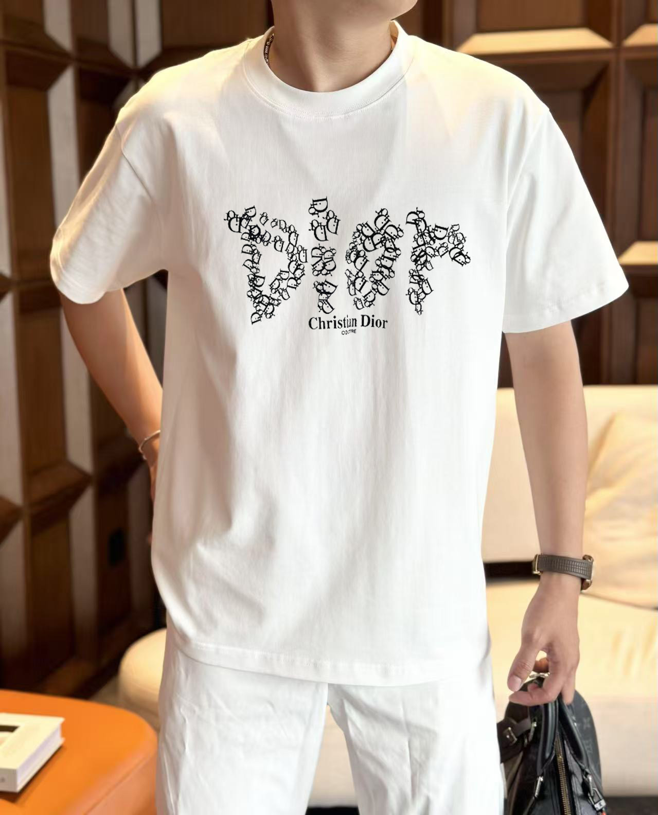 NO:458669,Dior 2025 early spring new model first-time counter latest short-sleeved round-neck T-shirt, high-end customization, avant-garde and fashionable design!  High-end customized high-strength cotton fabric. It feels soft and comfortable to wear. The counter-level exquisite car line is fine. The workmanship is exquisite. The upper body effect is invincible and handsome!  A must-have item for handsome men!  S-2XL, dior, T-shirt,tees, t-shirt,alexander wang19860909迪奥 2025早春新款首发专柜最新款短袖圆领T恤 高端订制 设计前卫时尚！高端定制高支棉面料.手感柔软.穿着舒适.专柜级别精致车线.做工精细.上身效果无敌帅气！型男必备单品！码数S-2XL,,dior,T-shirt,tees，t-shirt,alexander wang,Men's clothing