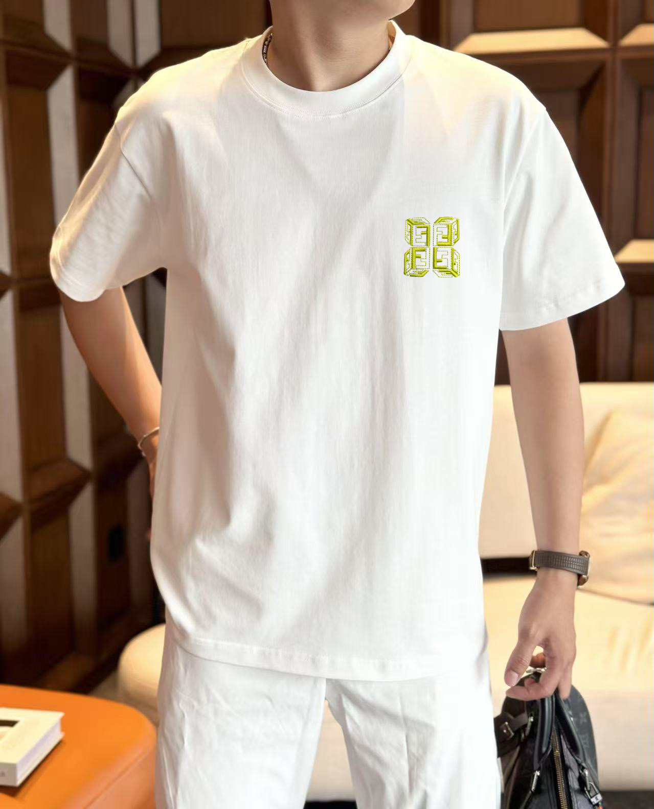 NO:458648,Givenchy 2025 early spring new model first-time counter latest short-sleeved round-neck T-shirt, high-end customization, avant-garde and fashionable design!  High-end customized high-strength cotton fabric. It feels soft and comfortable to wear. The counter-level exquisite car line is fine. The workmanship is exquisite. The upper body effect is invincible and handsome!  A must-have item for handsome men!  S-2XL, given, T-shirt,tees,t-shirt,alexander wang19860909纪梵希 2025早春新款首发专柜最新款短袖圆领T恤 高端订制 设计前卫时尚！高端定制高支棉面料.手感柔软.穿着舒适.专柜级别精致车线.做工精细.上身效果无敌帅气！型男必备单品！码数S-2XL,,givenchy,T-shirt,tees，t-shirt,alexander wang,Men's clothing