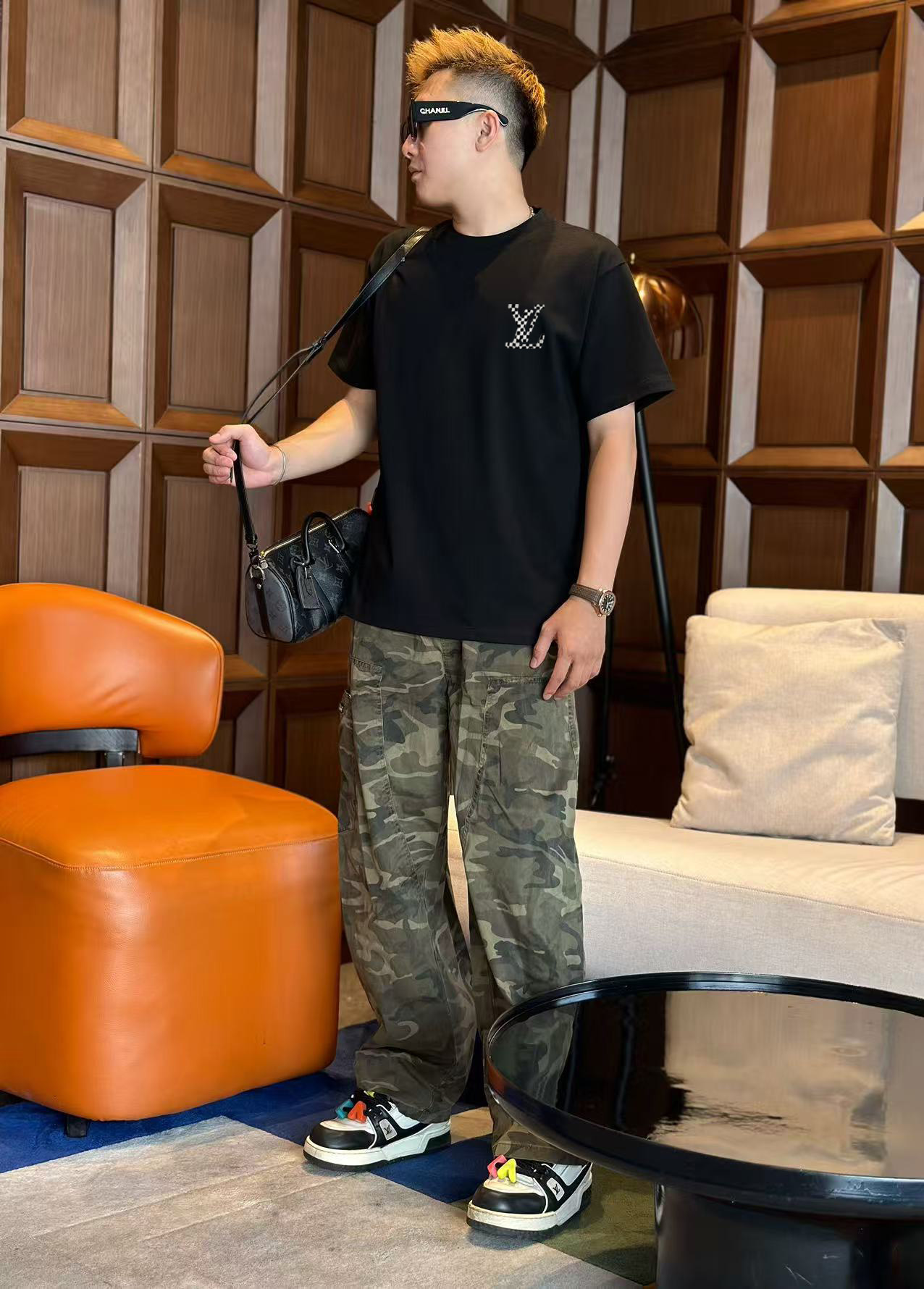 NO:458654,LV 2025 early spring new model first-time counter latest short-sleeved round-neck T-shirt, high-end customization, avant-garde and fashionable design!  High-end customized high-strength cotton fabric. It feels soft and comfortable to wear. The counter-level exquisite car line is fine. The workmanship is exquisite. The upper body effect is invincible and handsome!  A must-have item for handsome men!  S-2XL, louis vuitton, T-shirt,tees, t-shirt,alexander wang19860909LV 2025早春新款首发专柜最新款短袖圆领T恤 高端订制 设计前卫时尚！高端定制高支棉面料.手感柔软.穿着舒适.专柜级别精致车线.做工精细.上身效果无敌帅气！型男必备单品！码数S-2XL,,louis vuitton,T-shirt,tees，t-shirt,alexander wang,Men's clothing