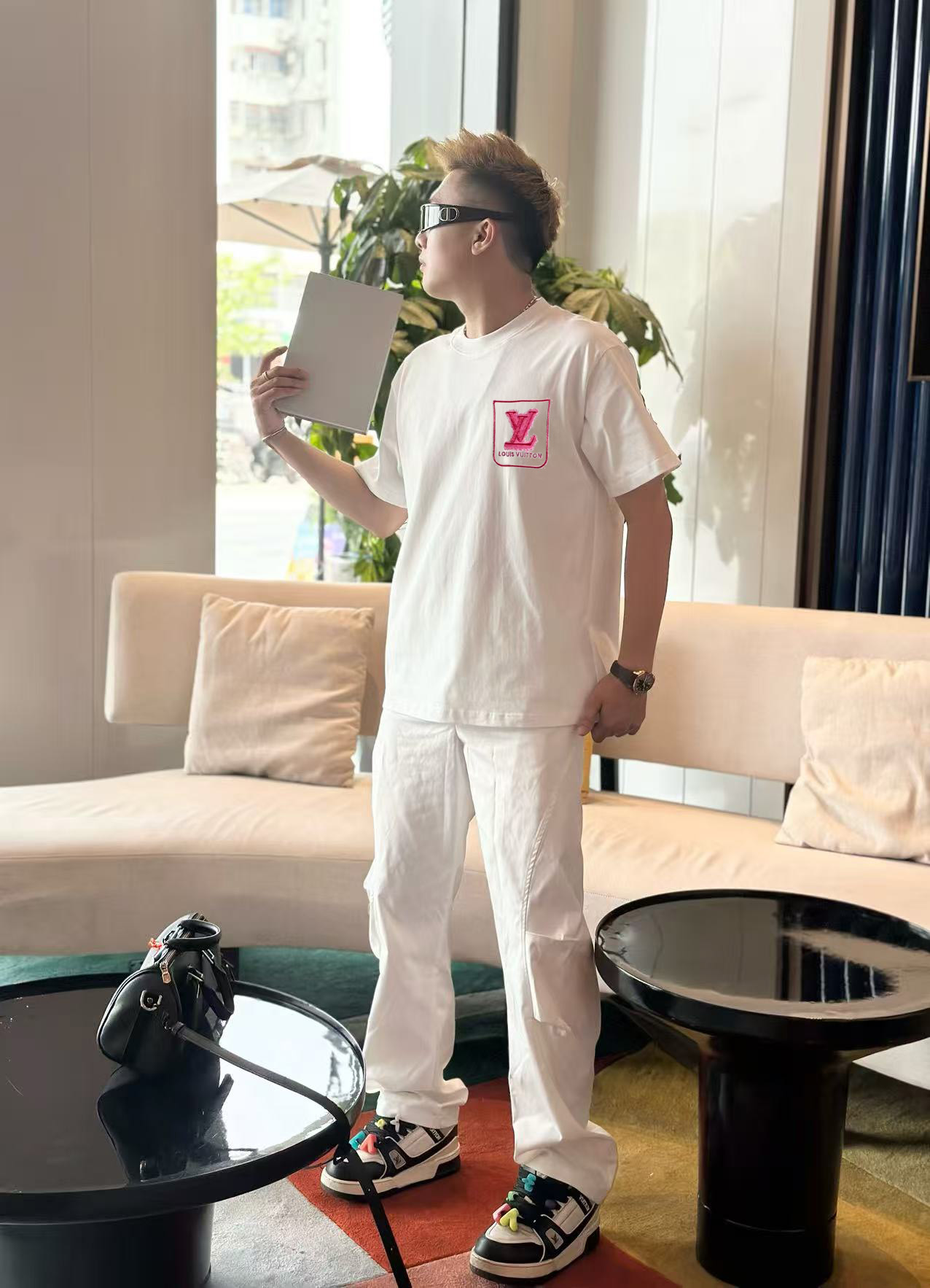 P115 LV 2025早春新款首发专柜最新款短袖圆领T恤 高端订制 设计前卫时尚！高端定制高支棉面料.手感柔软.穿着舒适.专柜级别精致车线.做工精细.上身效果无敌帅气！型男必备单品！码数：S-2XLLV