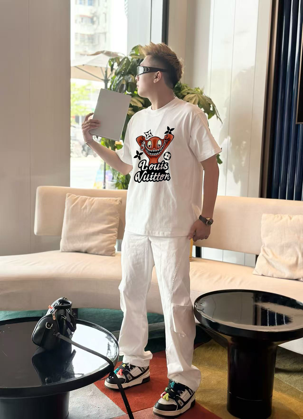 P115 LV 2025早春新款首发专柜最新款短袖圆领T恤 高端订制 设计前卫时尚！高端定制高支棉面料.手感柔软.穿着舒适.专柜级别精致车线.做工精细.上身效果无敌帅气！型男必备单品！码数：S-2XLLV