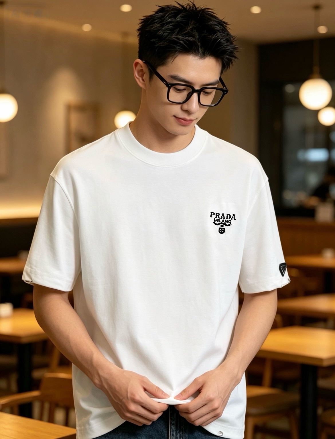 NO:834322,Prada 2026 spring and summer new style debut counter latest short-sleeved round neck T-shirt, high-end customization, avant-garde and fashionable design!  The brand logo is designed with heavy craftsmanship. High-end customized cotton fabric. Soft to the touch. Comfortable to wear. Exquisite stitching at the counter level. Fine workmanship. The upper body effect is incomparably handsome!  A must-have for men and women, color black, white, size M to 3XL, prada, T-shirt, tees, t-shirt,19860909普拉达 2026春夏新款首发专柜最新款短袖圆领T恤 高端订制 设计前卫时尚！品牌logo重工艺设计 高端定制棉面料.手感柔软.穿着舒适.专柜级别精致车线.做工精细.上身效果无敌帅气！男女必备款 颜色黑色 白色 码数M一3XL,,prada,T-shirt,tees，t-shirt,,Men's clothing