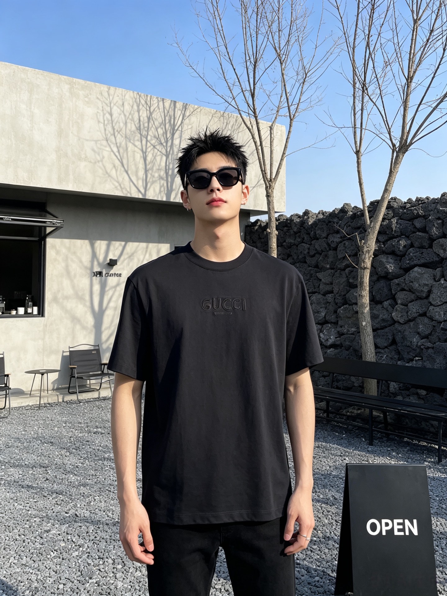 NO:834305,Gucci 2026 spring and summer new style debut counter, the latest short-sleeved round neck T-shirt, high-end customization, avant-garde and fashionable design!  The brand logo is designed with heavy craftsmanship. High-end customized cotton fabric. Soft to the touch. Comfortable to wear. Exquisite stitching at the counter level. Fine workmanship. The upper body effect is incomparably handsome!  A must-have for men and women, color black, white, size M to 3XL, gucci, T-shirt, tees, t-shirt,19860909古驰 2026春夏新款首发专柜最新款短袖圆领T恤 高端订制 设计前卫时尚！品牌logo重工艺设计 高端定制棉面料.手感柔软.穿着舒适.专柜级别精致车线.做工精细.上身效果无敌帅气！男女必备款 颜色黑色 白色 码数M一3XL,,gucci,T-shirt,tees，t-shirt,,Men's clothing